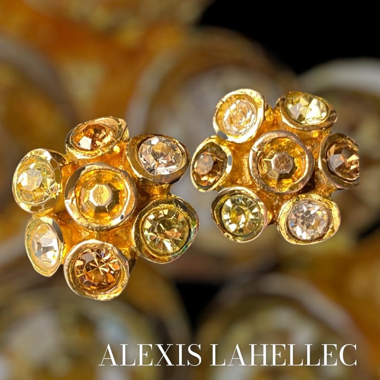 Very pretty vintage Alexis LAHELLEC earrings, They are bright, 3 cm in diameter, the template is perfect, Summer and winter, they will go perfectly with your dressing room... Swarovski and gold metal Very good vintage condition

I am a partner with
