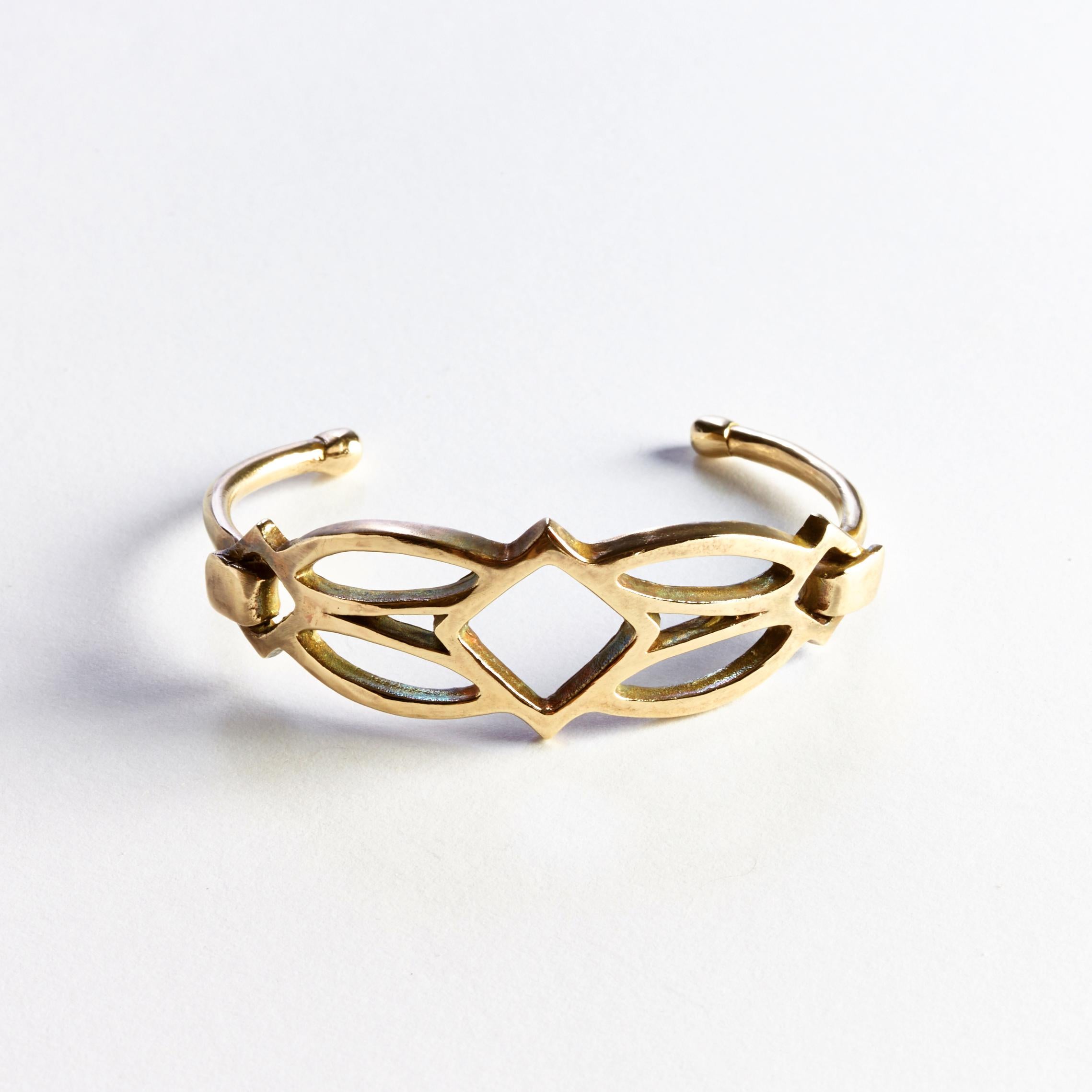Or massif 14k

Le bracelet emblématique d'Alexis Laurel est conçu pour représenter l'équilibre et la symétrie. Ce bracelet à la fois audacieux et élégant peut être porté tous les jours.

(petit/moyen) mesure 4 3/4