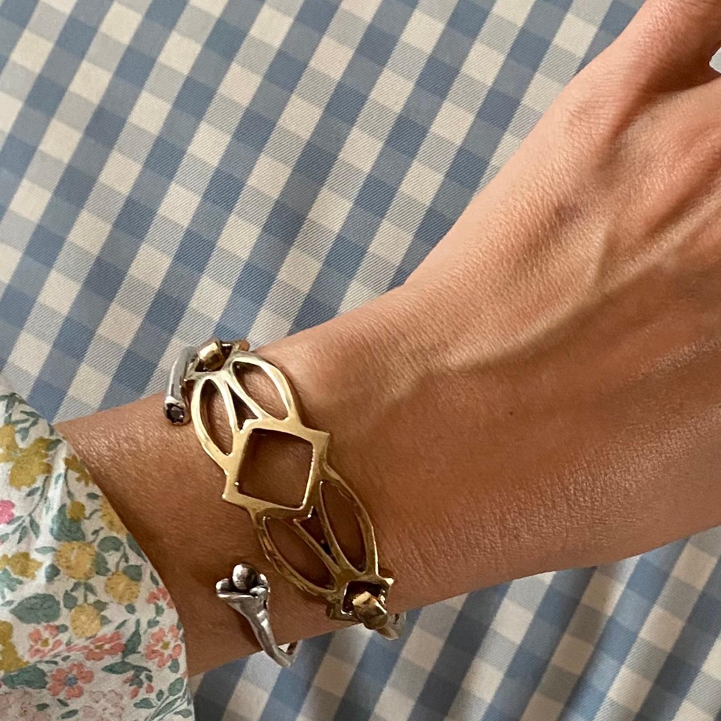 Artisan Alexis Laurel Bracelet manchette Lou signature en or massif 14 carats en vente