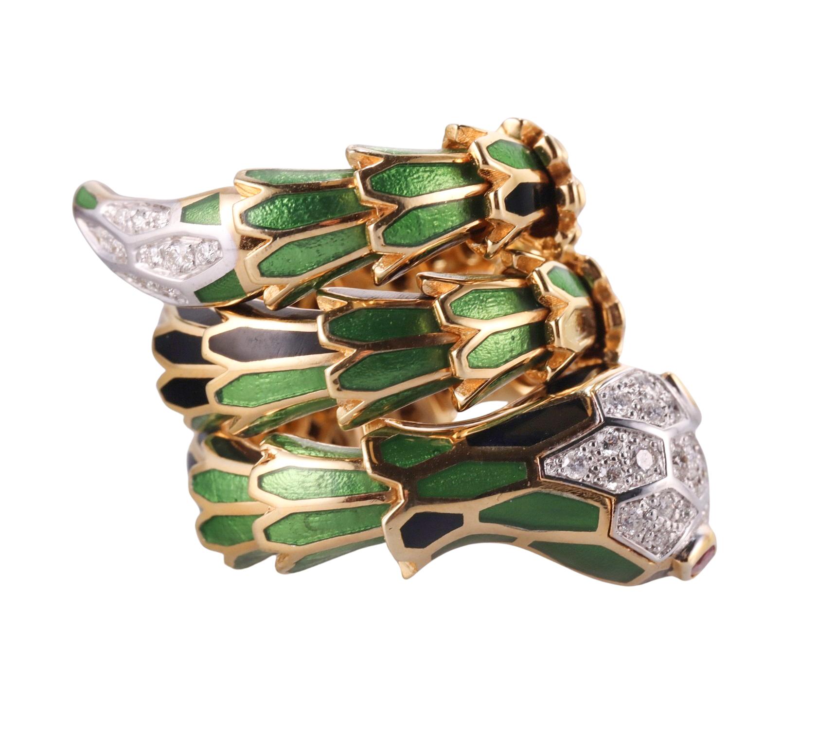 Impressionante anello a serpente, realizzato da Alexis NY, in oro 18 carati su argento sterling, impreziosito da smalto vivace, diamanti G/VS da 0,32 carati e rubini da 0,20 carati.  Misura dell'anello, 5,75 (leggermente flessibile), larghezza 1