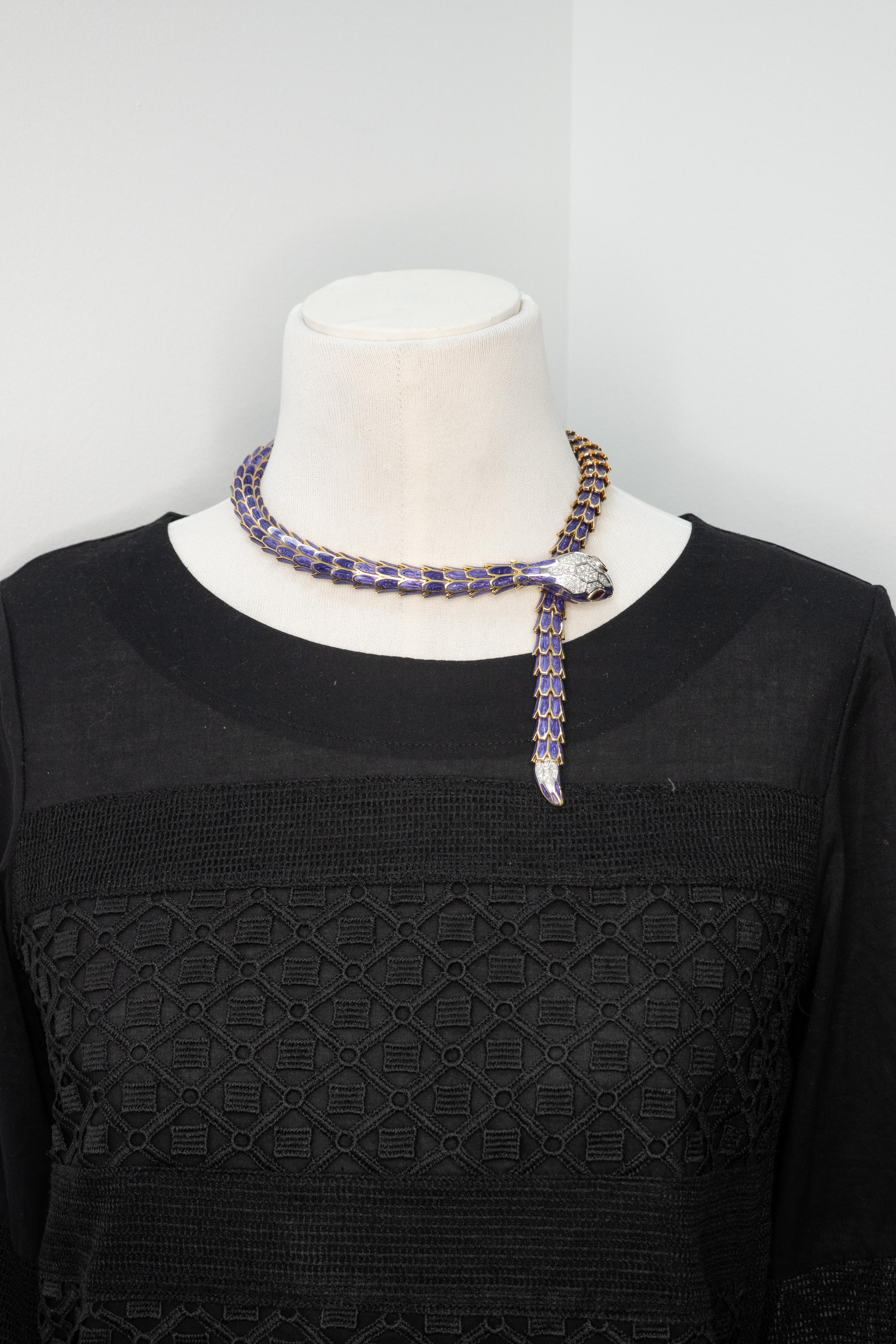 Questa favolosa collana di serpenti smaltati �è realizzata in oro 18 carati e argento vermeil. Il corpo del serpente è realizzato in argento finemente dettagliato con una sovrapposizione di smalto color lavanda, che crea una texture e una lucentezza