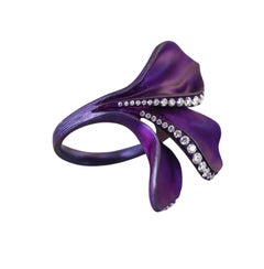 Anello Alexis NY con titanio viola e diamanti naturali a forma di foglia