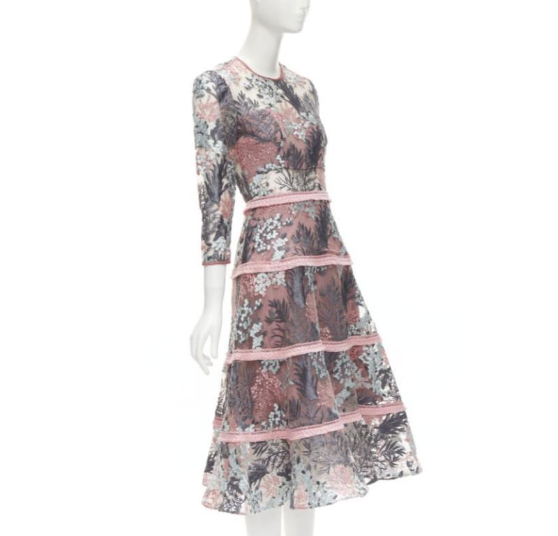 Gris ALEXIS - Robe évasée à franges et à broderie florale rose et verte sur panneau transparent XS en vente