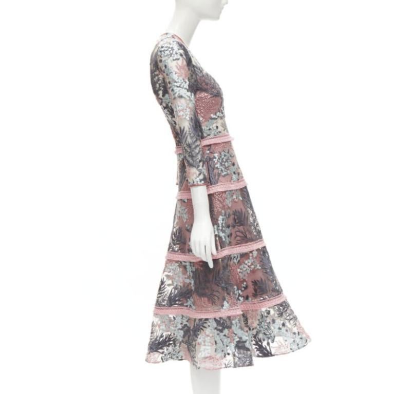 ALEXIS - Robe évasée à franges et à broderie florale rose et verte sur panneau transparent XS Excellent état - En vente à Hong Kong, NT
