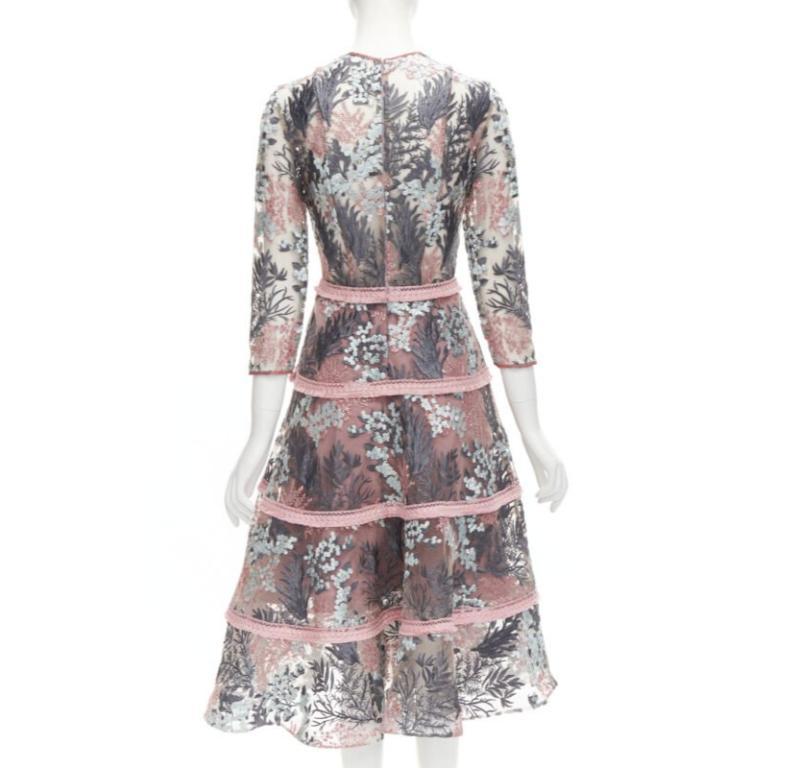 ALEXIS - Robe évasée à franges et à broderie florale rose et verte sur panneau transparent XS Pour femmes en vente