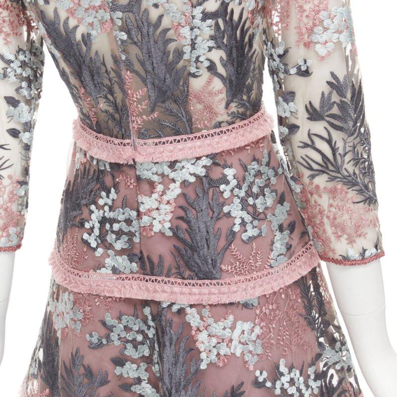 ALEXIS - Robe évasée à franges et à broderie florale rose et verte sur panneau transparent XS en vente 2