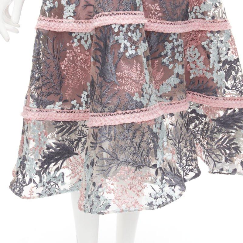 ALEXIS - Robe évasée à franges et à broderie florale rose et verte sur panneau transparent XS en vente 3