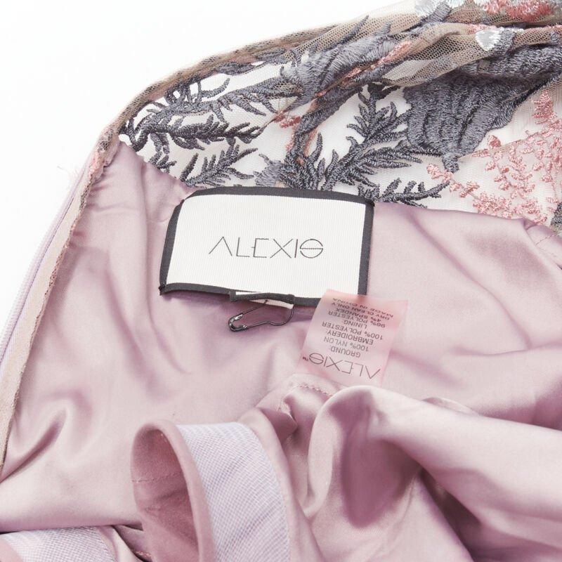 ALEXIS - Robe évasée à franges et à broderie florale rose et verte sur panneau transparent XS en vente 4