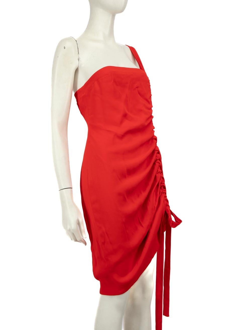 L'ÉTAT est très bon. L'usure de la robe est minime. Une déchirure au niveau des coutures sur le buste orienté vers le côté gauche du dos sur cet article de revente d'occasion de la marque Alexis.
  
  
  
  Détails
  
  
  Rouge
  
  Viscose
  
 