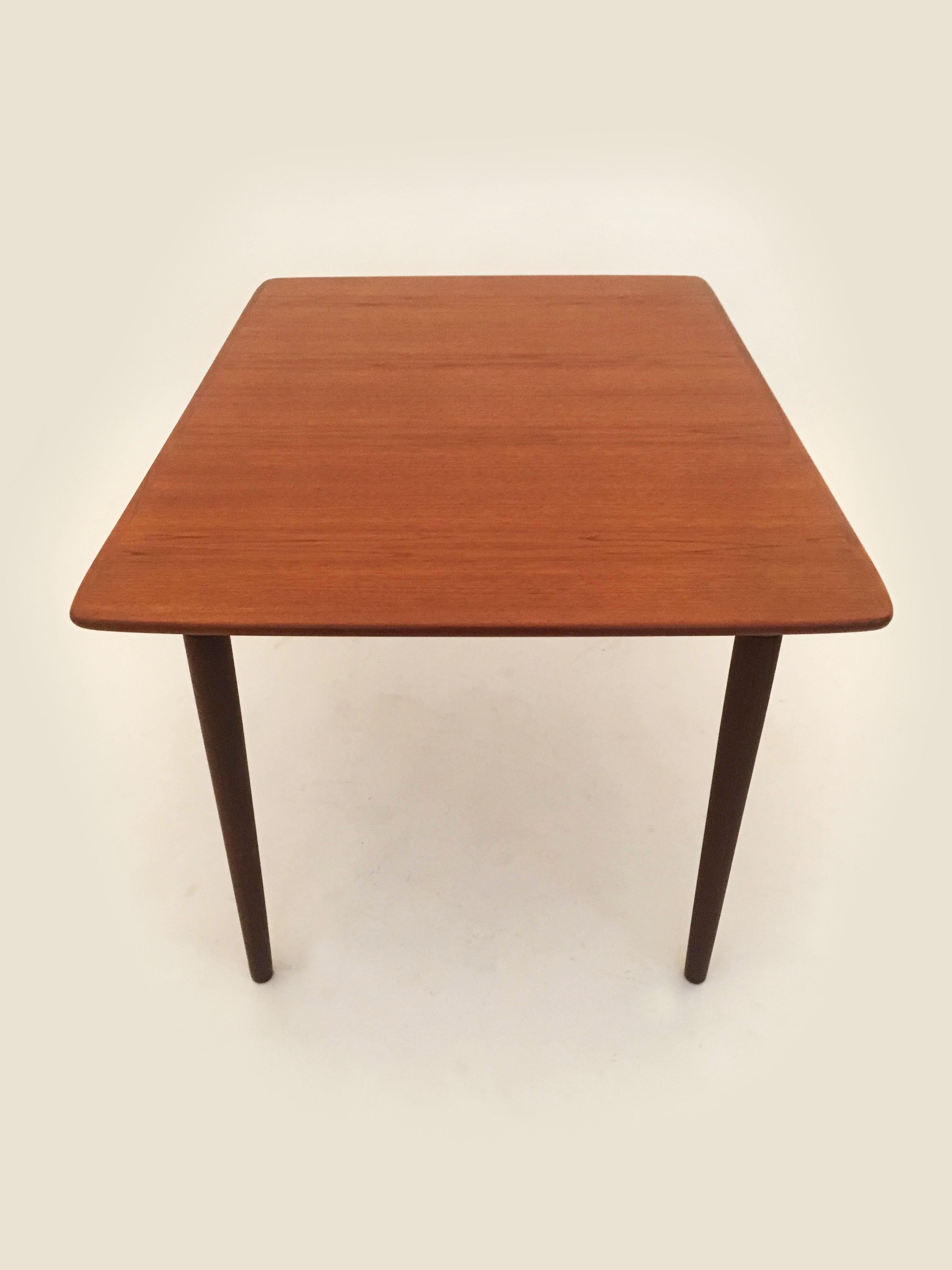 A rare vintage Alf Aarseth extendable dining table Model No. 14 by Gustav Bahus, Norway 1960. Designed by Alf Aarseth for Gustav Bahus, it has a lovely shape with slightly curved edges, and thick tapered legs that easily unscrew and detach for