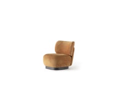 Sedia lounge ALF con rivestimento in caramello caldo e base in Oak Oak antracite