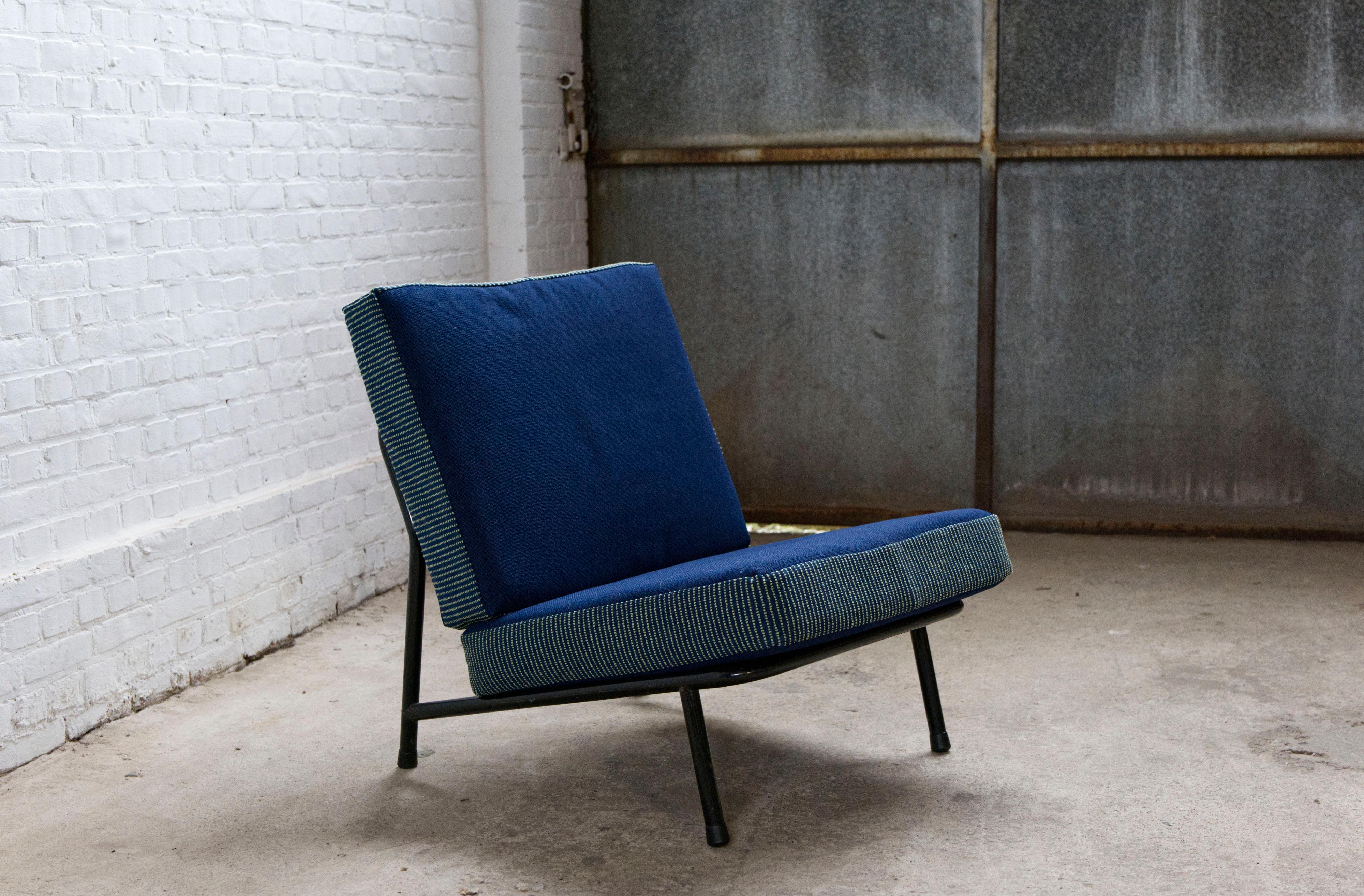 Fauteuil '013' d'Alf Svensson pour Artifort DUX, années 1950

Une chaise longue intemporelle fabriquée par Artifort Dux aux Pays-Bas. Conçu par le designer suédois Alf Svensson. 

Revêtement vintage en tissu de laine bleu, contrasté par des parties