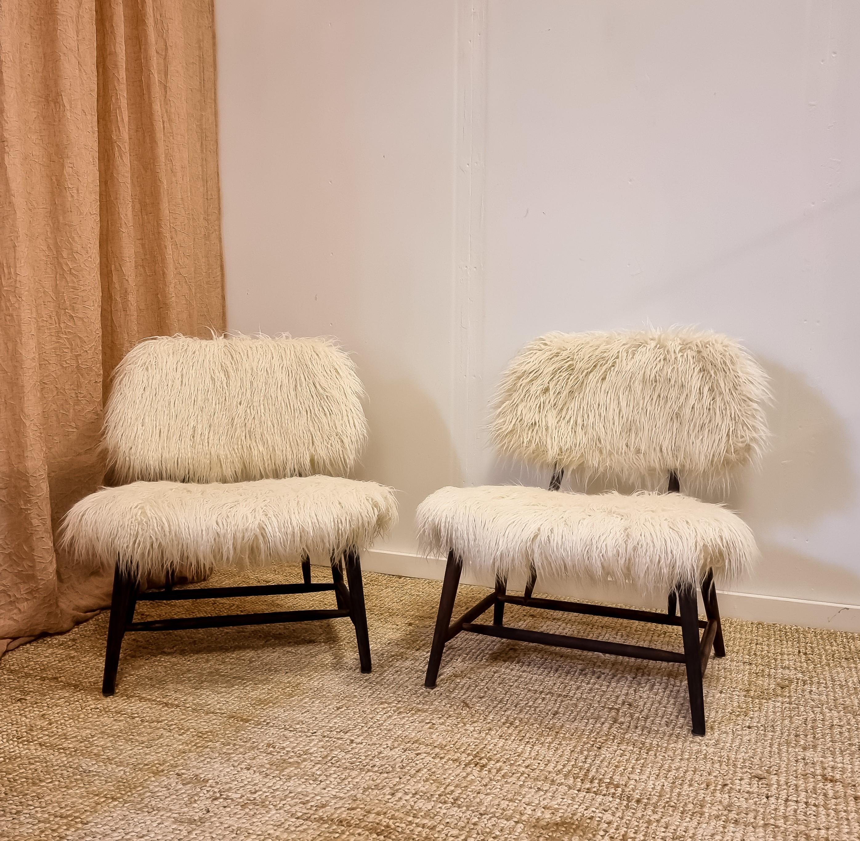 A pair of iconic TeVe-chairs by Alf Svensson for Ljungs industrier, Sweden mid-1900s.

Reupholstered in Maison Pierre Frey-fabric. Stained wood, dark brown. Marked with metal plate. Part of Bra Bohag-series, designed 1953. 

In fair condition, signs