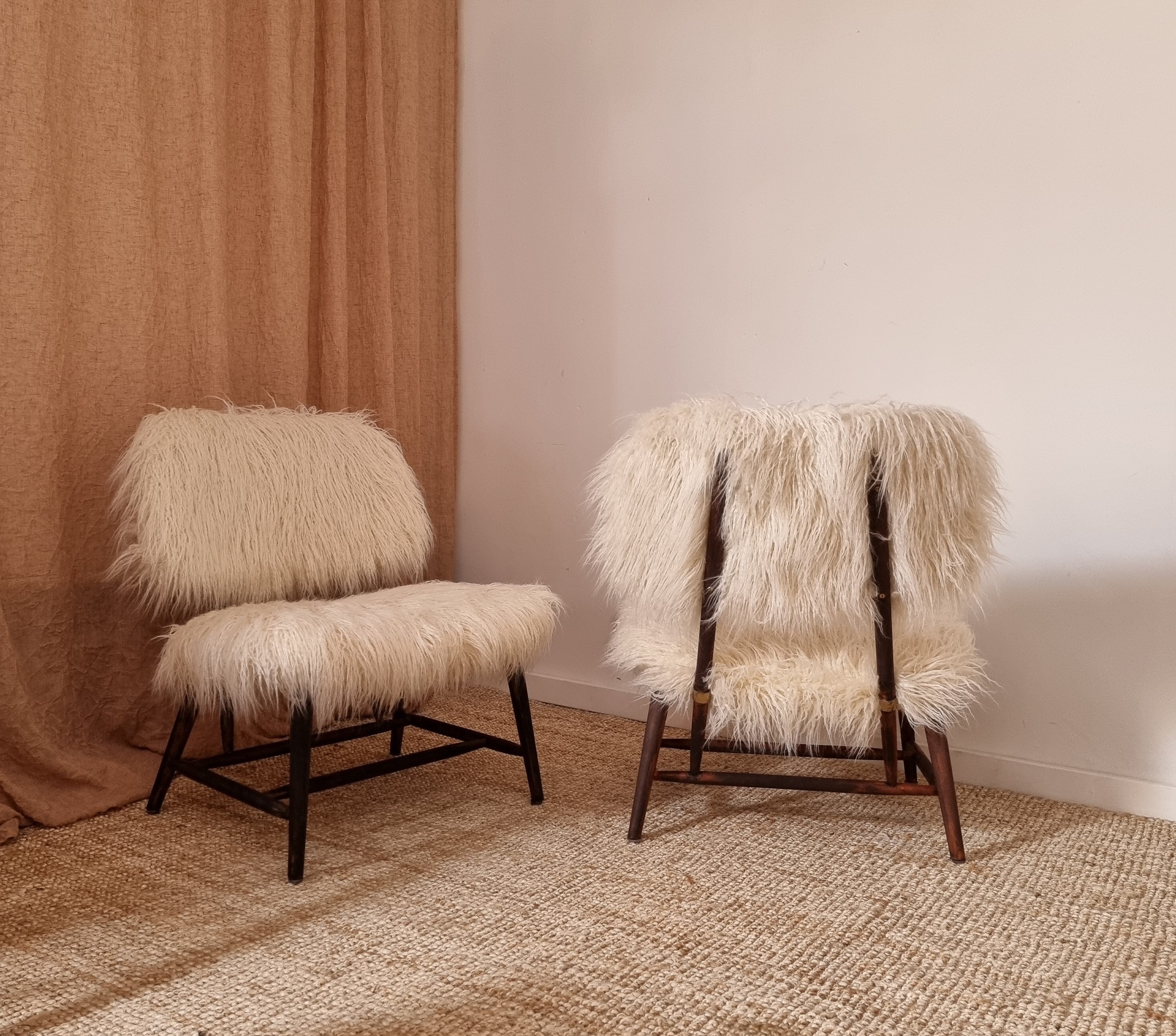 Ein Paar klassische schwedische moderne Stühle „Teve“ von Alf Svensson mit Pierre Frey-Stoff