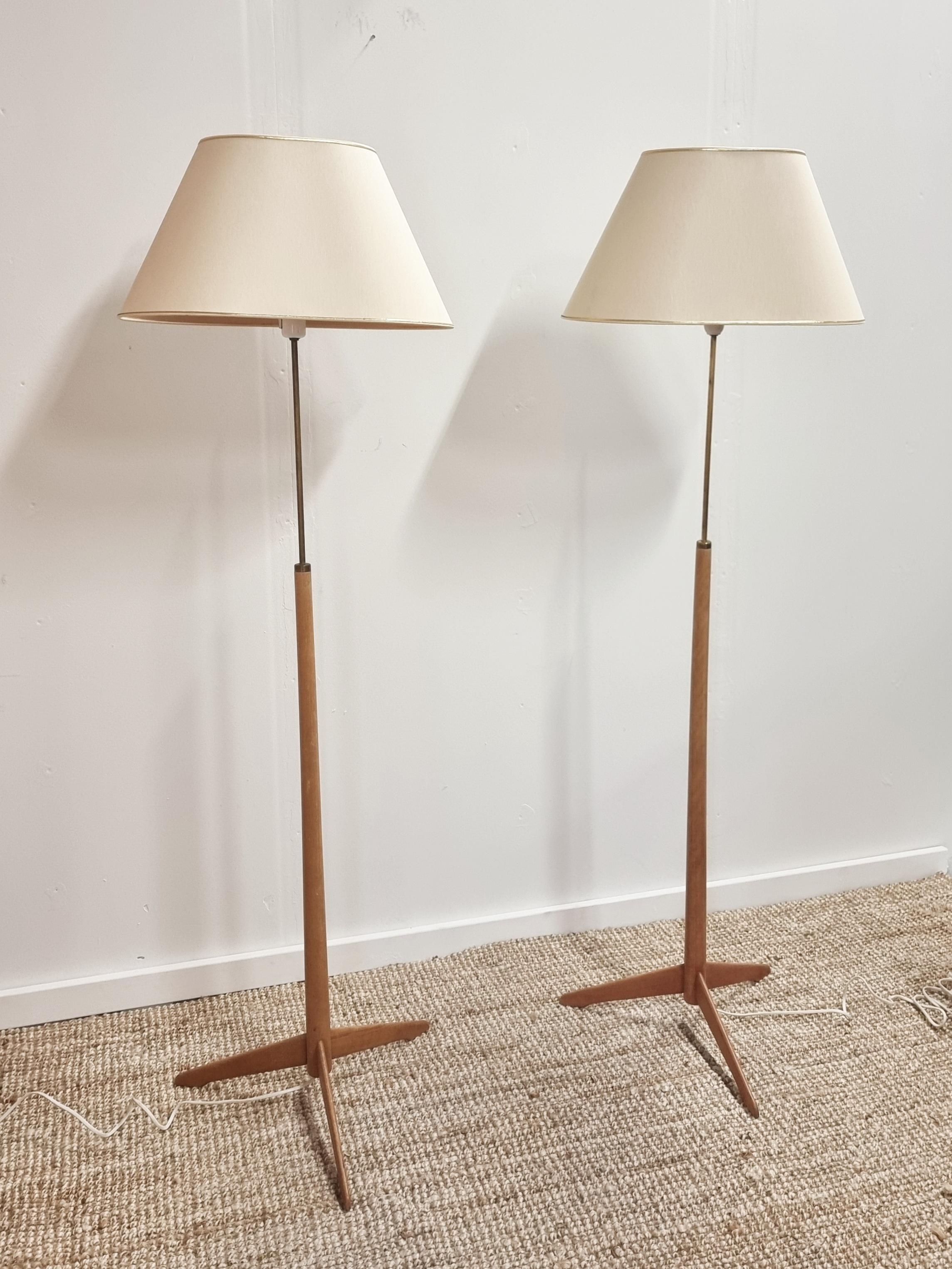 A pair of Midcentury / Scandinavian Modern floor lamps, model G.34. Designed by Alf Svensson for Bergboms, Sweden mid1900s.

Base in wood and brass. Marked on brass: BERGBOM & G-34.

In good condition, smaller signs of age and wear. The wood base