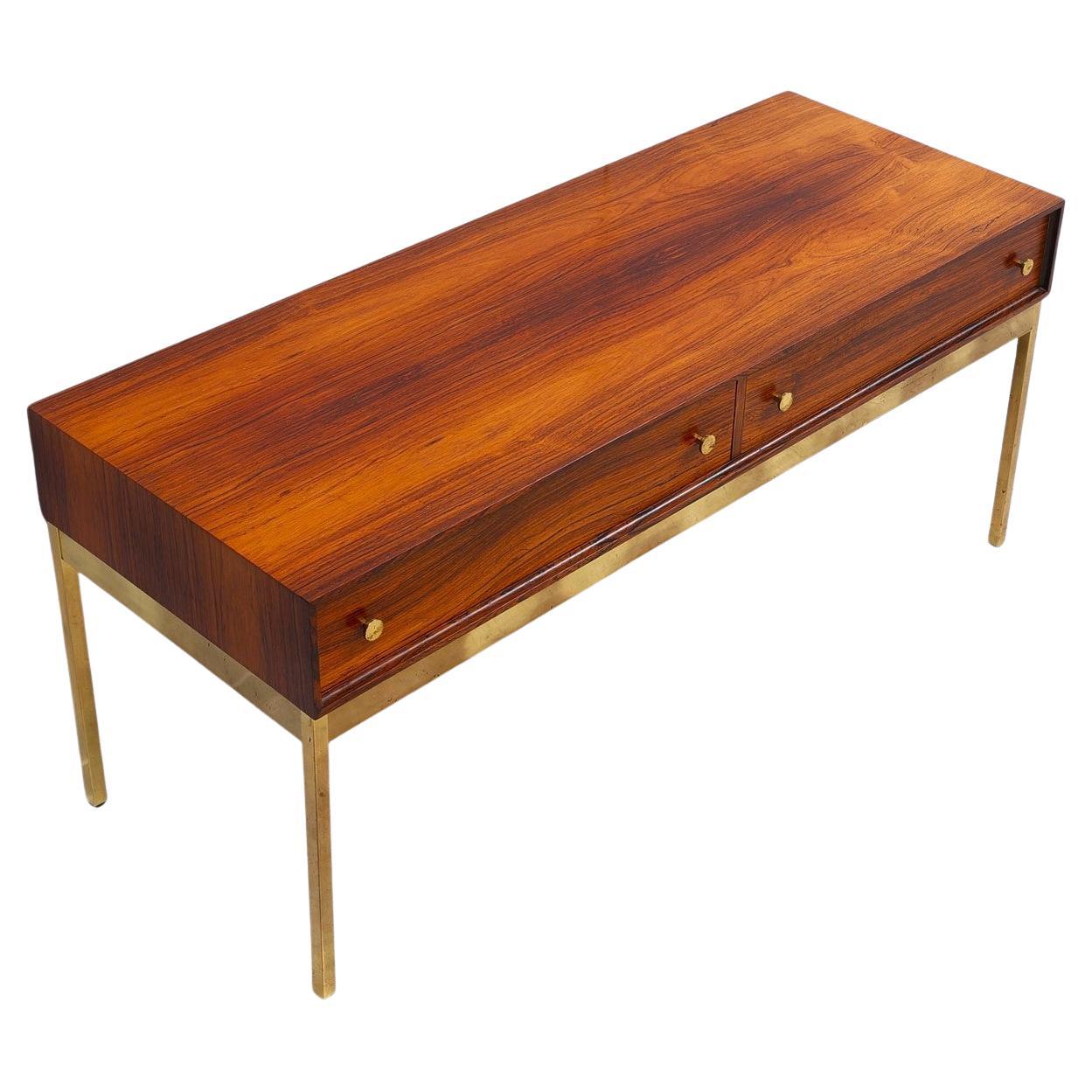 Very nice little chest of drawers that can also be used as a TV stand, in rosewood, by the designers Alf Svensson and Ingvar Sandström. Its elegance is underlined by the brass base, which contrasts harmoniously with the beautiful rosewood veining.