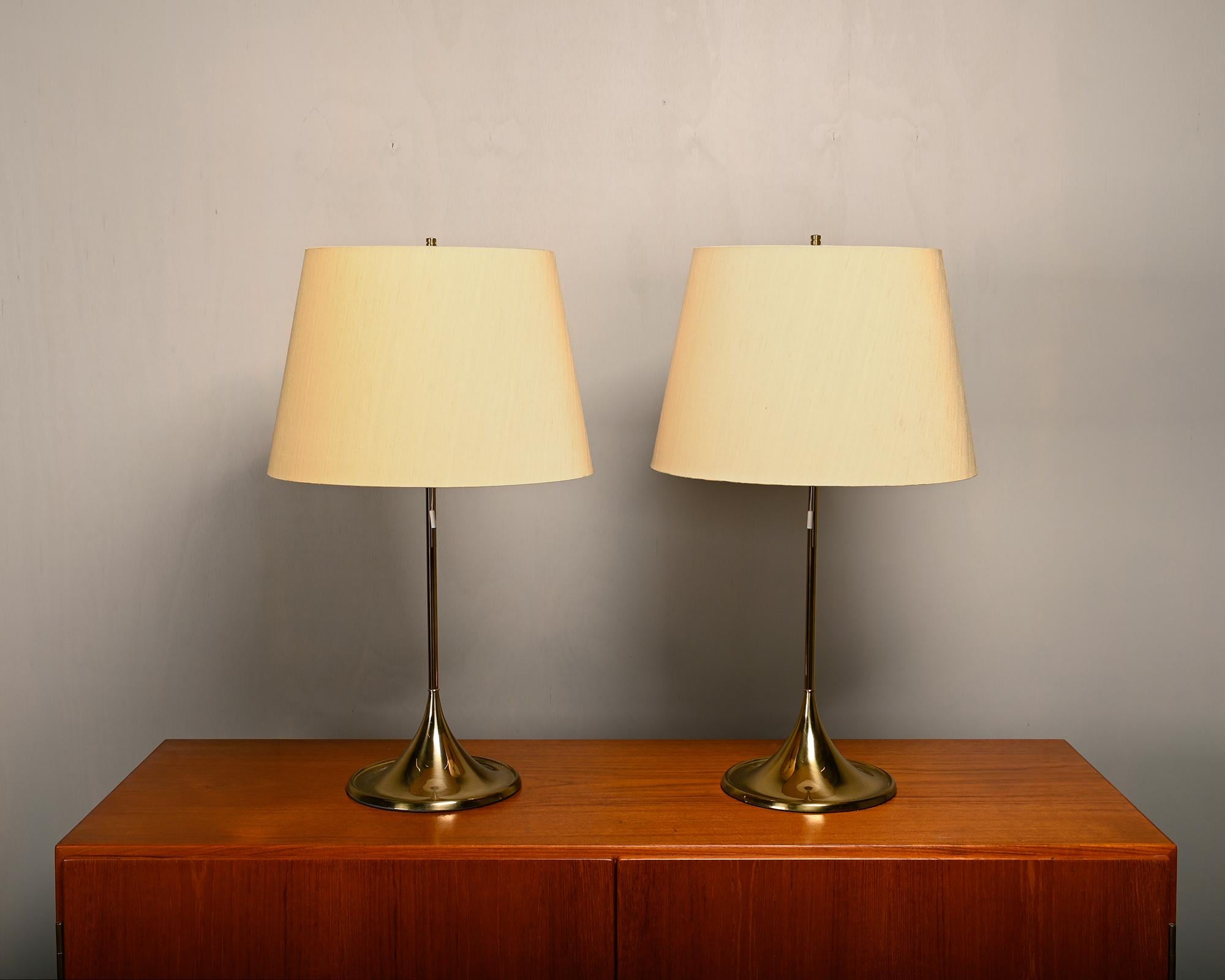 Paire d'élégantes lampes de table B-024 en laiton, conçues par Alf Svensson et Yngvar Sandström pour Bergboms, Suède, années 1960. Très bon état général d'origine avec des signes normaux d'utilisation. Les lampes ont été recâblées. Les abat-jour