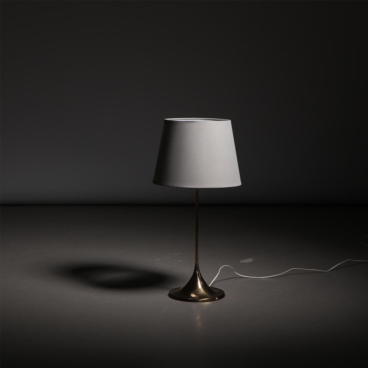 Lampe de table suédoise sculpturale en laiton, modèle B-024, conçue par Alf Svensson et Yngvar Sandström et fabriquée par Bergboms en Suède, années 1960.

Cette élégante et rare lampe de table suédoise en laiton a été conçue par les brillants