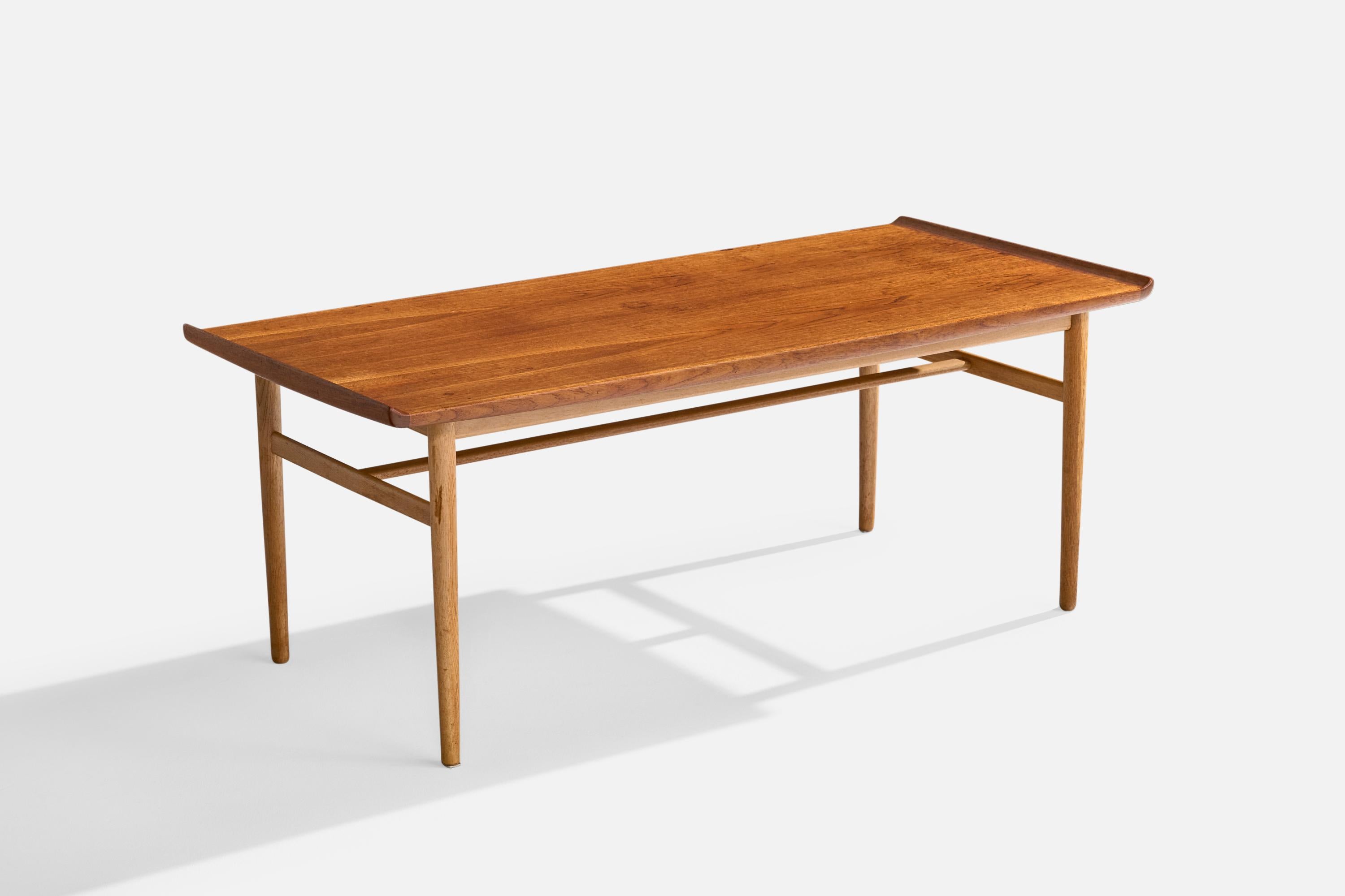 Tavolino in teak e quercia disegnato da Alf Svensson e prodotto da Tingströms, Svezia, anni '50 circa.

Graffi molto leggeri e una macchia sulla superficie superiore.

Dimensioni: 20,25