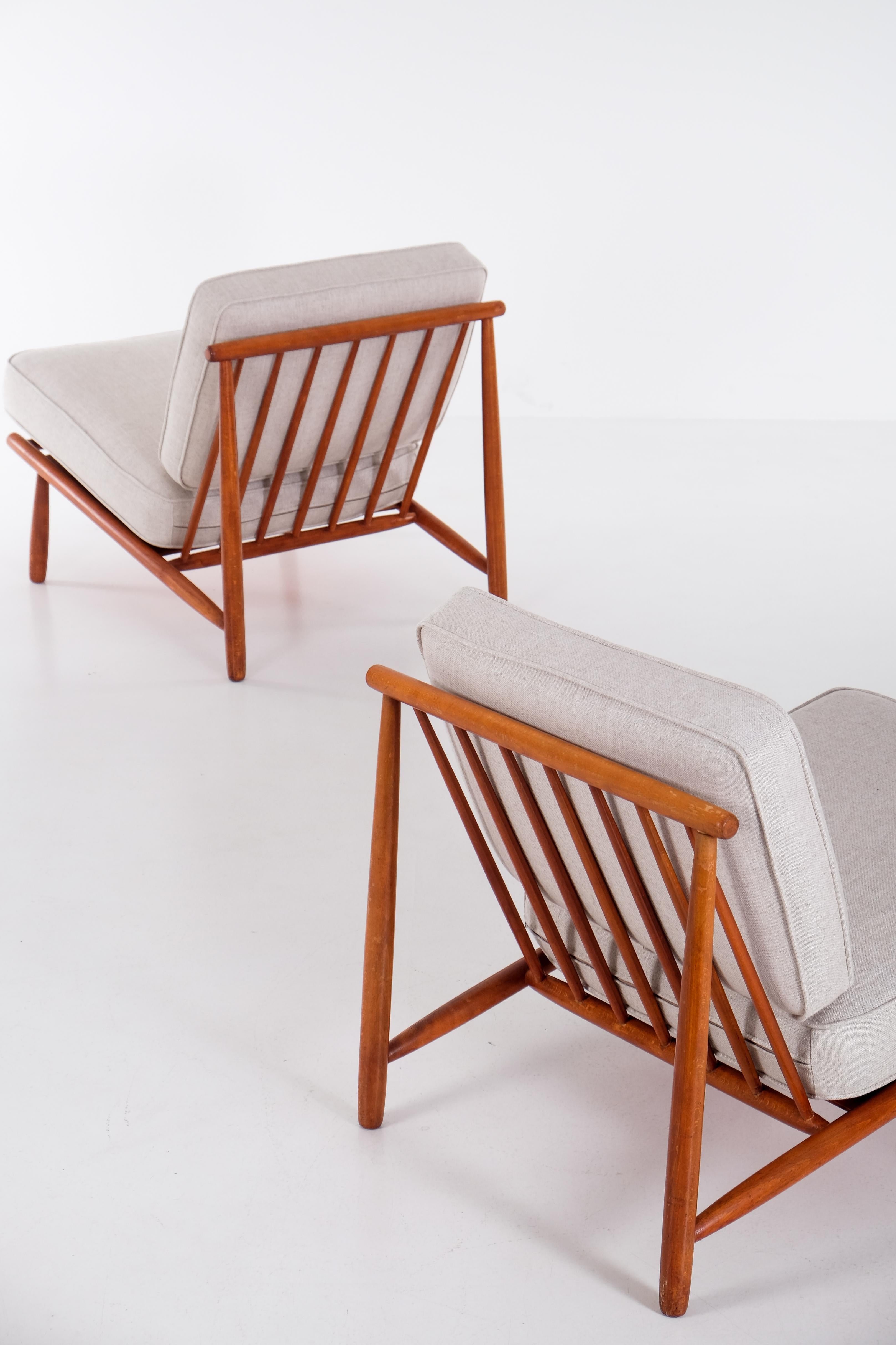 Modèle Domus conçu par Alf Svensson. Produit par DUX, Suède, années 1950.
Coussins nouvellement rembourrés.
 