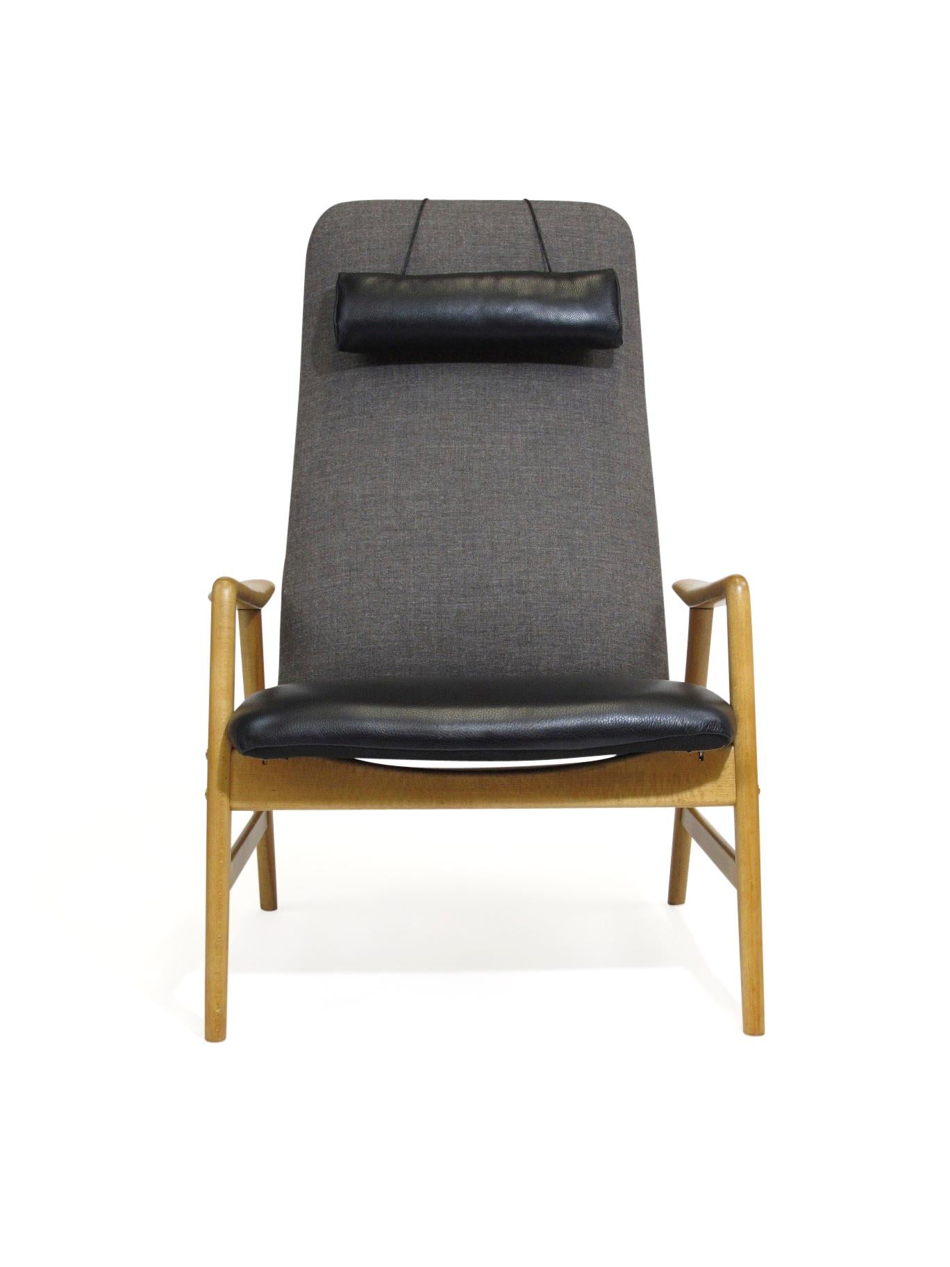 Danish high-back lounge chair design by Alf Svensson for Dux. Comfortable lounge chair with manual reclining position.
Newly upholstered in grey wool and black leather seat and head rest. Solid beech frame has been fully restored.