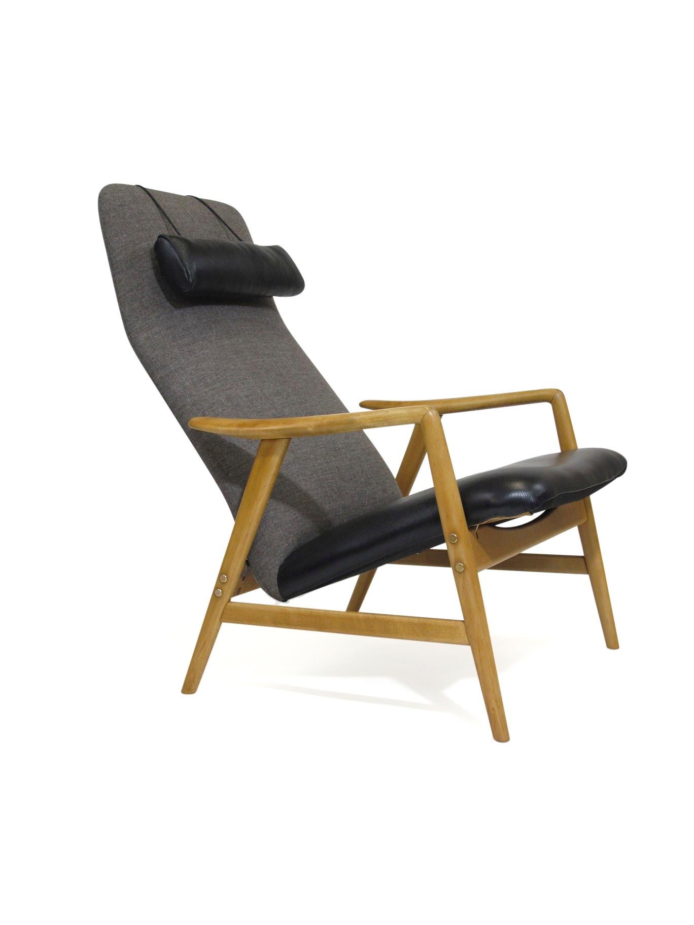Scandinavian Modern Alf Svensson for Dux Beech Lounge Chair with Black Leather Seat