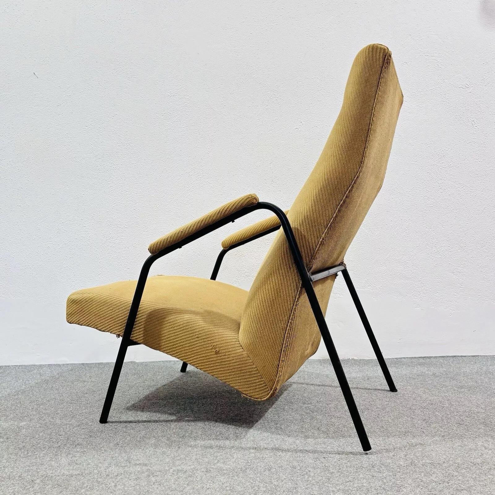 Alf Svensson Ljung Industrier lounge Chair Sweden Design 1950's Modern.



Magnifique fauteuil d'Alf Svensson pour Ljung Industrier, réalisé dans les années 1950.

Structure métallique peinte en noir, sellerie en tissu d'époque à