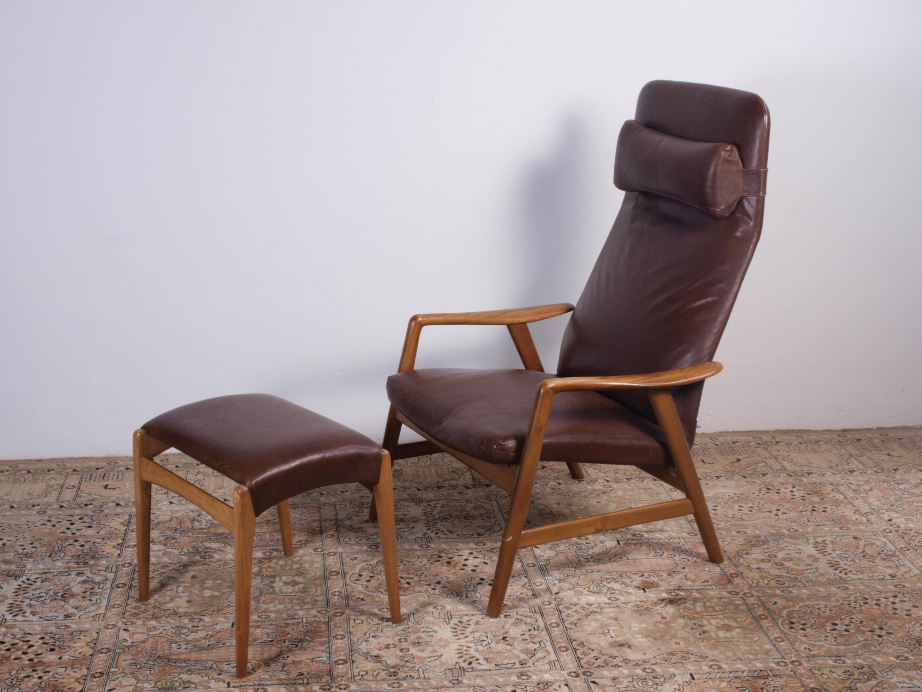 Armchair + stool, Kontur model. Design by Alf Svensson. Design of 1956 and produced by Fritz Hansen Denmark. The chairs can be adjusted in sitting and supine position. Needs to be reupholstered