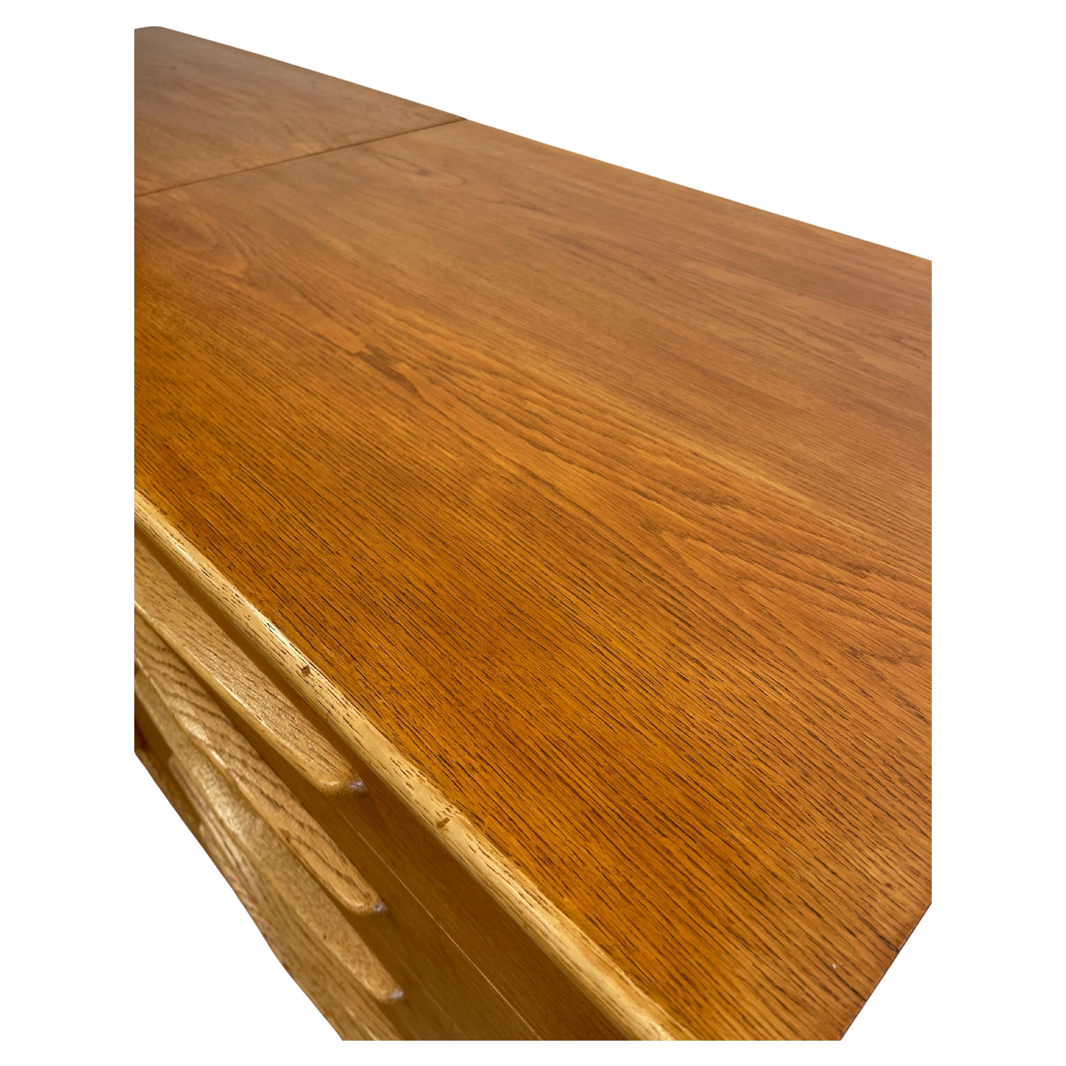 Sleek and authentic design of Scandinavian modernism: double oak chest of drawers by Alf Svensson. The finishes and the beautiful honey shade of the wood give it an elegant aesthetic and easily harmonize with different types of decoration.
In the