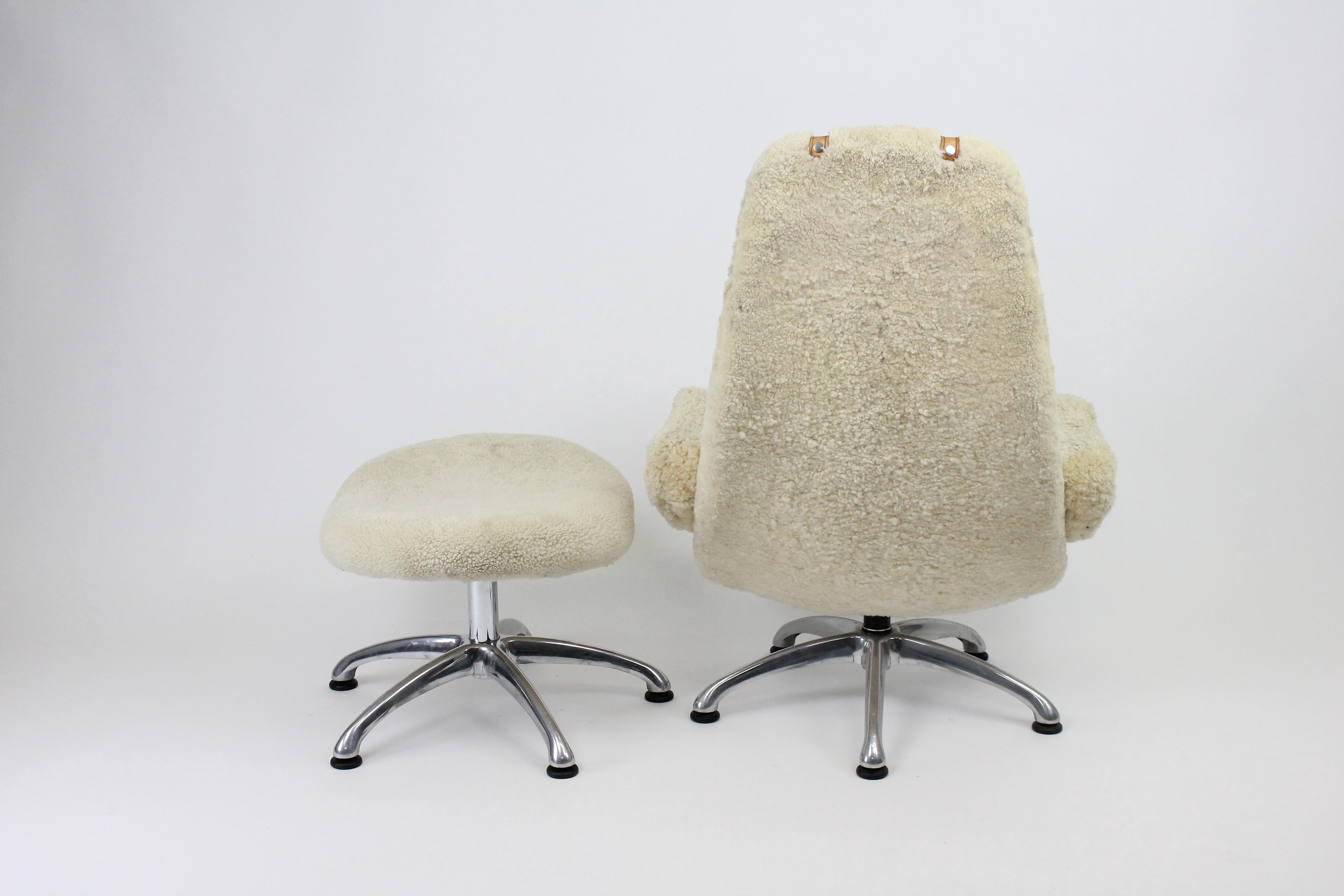 Mid-Century Modern Alf Svensson Swivel Chair with Ottoman in Off-White Sheepskin