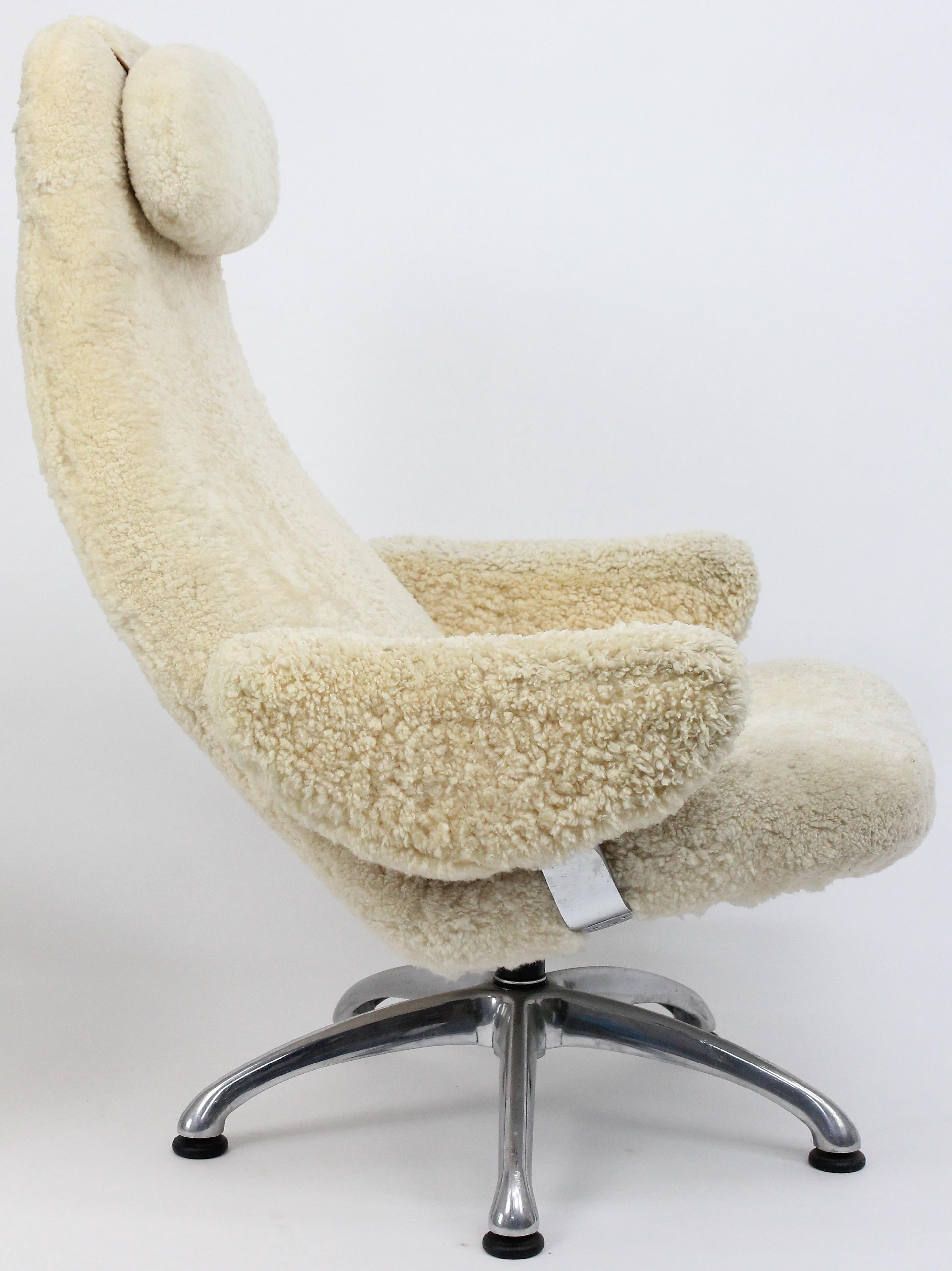 Alf Svensson Swivel Chair with Ottoman in Off-White Sheepskin In Good Condition In Skanninge, SE