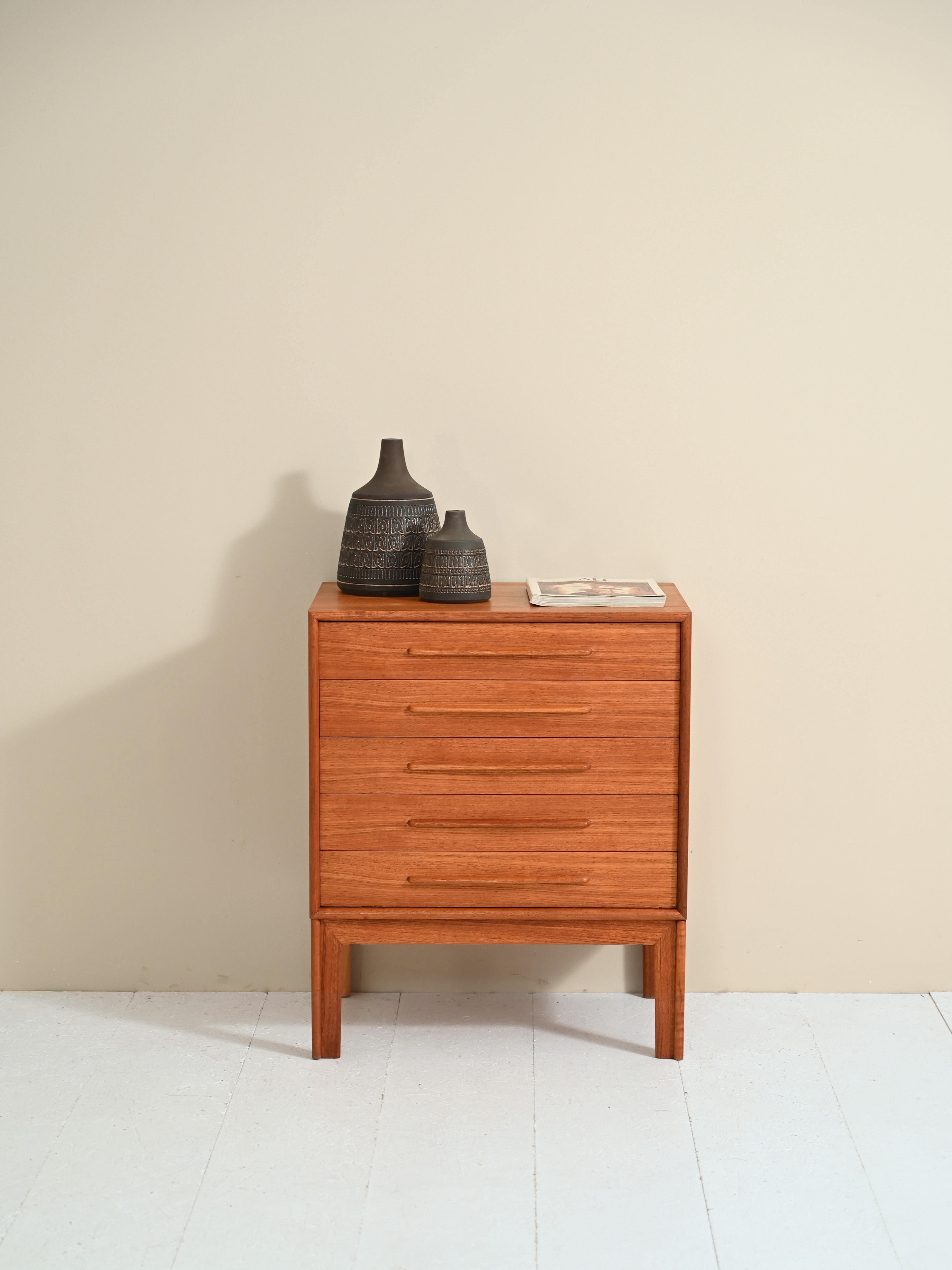 Teak wood chest of drawers designed by Alf Svensson in the 1960s.

This solid chest of drawers consists of 5 drawers with carved wooden handles.

It was produced in the 1960s in Sweden by designer Alf Svensson.

Excellent condition.

AC075