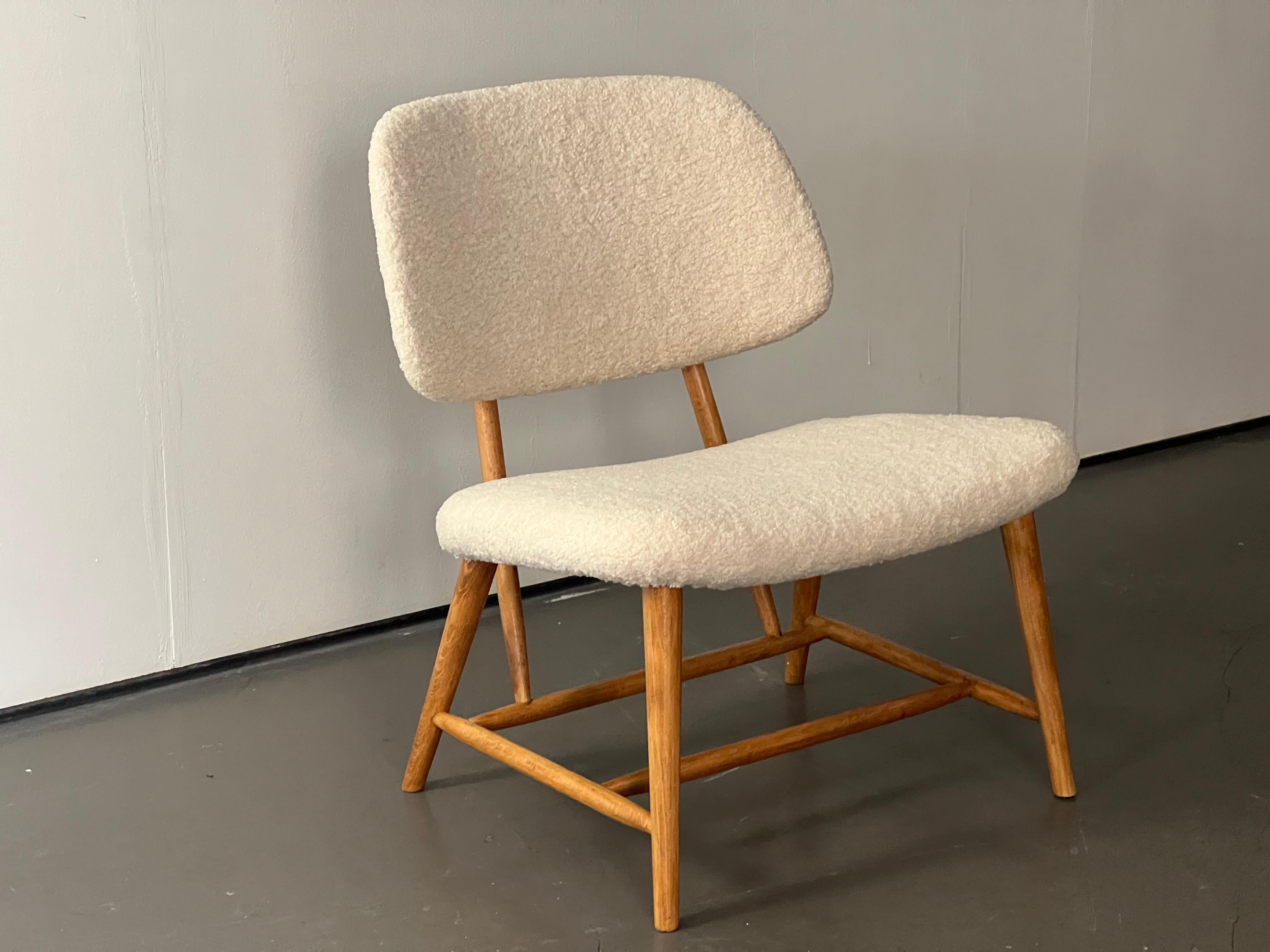 Iconic armchair of Swedish design from the 1950s. Perfectly proportioned and comfortable. It is in very good condition. The wood has a lovely golden color which works perfectly with the new upholstery. Seat height 38 cm.
