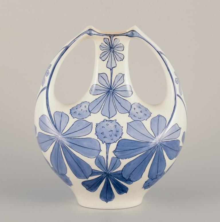 Alf Wallander per Rörstrand. 
Vaso Art Nouveau in maiolica con doppio manico.
Decorato a mano con motivi floreali.
Primi anni del 1900.
Contrassegnato.
Condizioni perfette. Craquelure naturale.
Dimensioni: Altezza 23,0 cm x Larghezza 19,0 cm x
