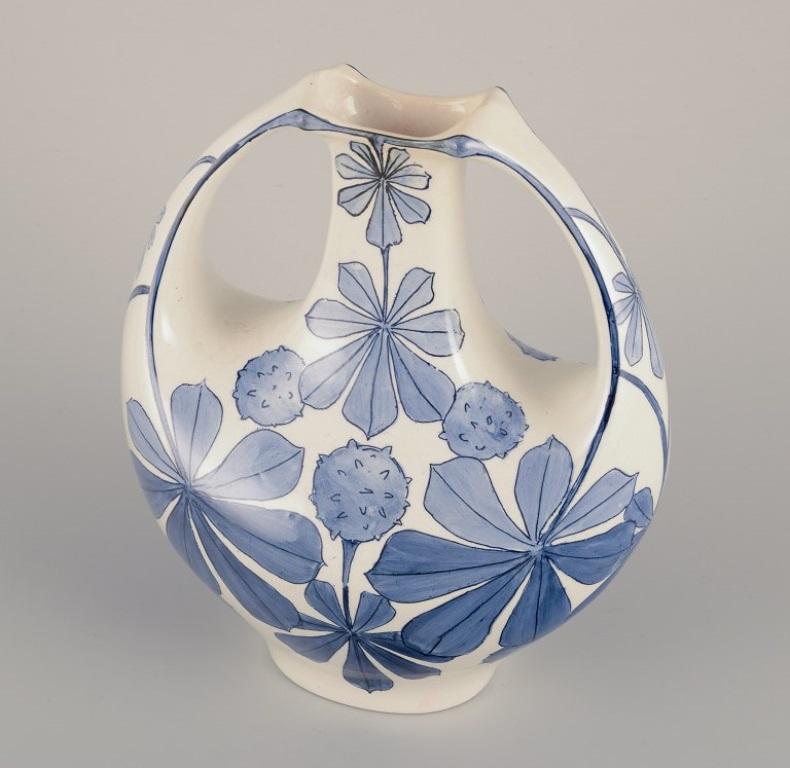 Smaltato Alf Wallander per Rörstrand. Vaso Art Nouveau in maiolica con doppio manico. in vendita