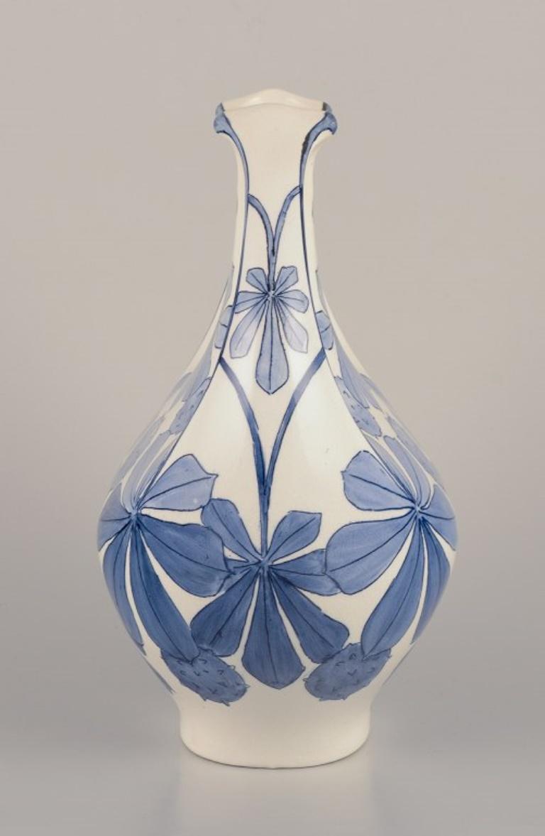 XX secolo Alf Wallander per Rörstrand. Vaso Art Nouveau in maiolica con doppio manico. in vendita