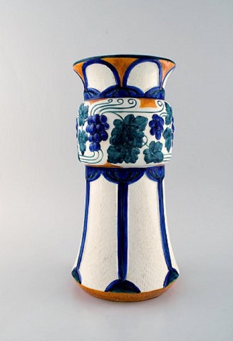 Alf Wallander for Rorstrand / Rörstrand. Large art nouveau vase in glazed faience with grapevine motif. Early 20th century.
In very good condition.
Measures: 32 x 17 cm.
Stamped.