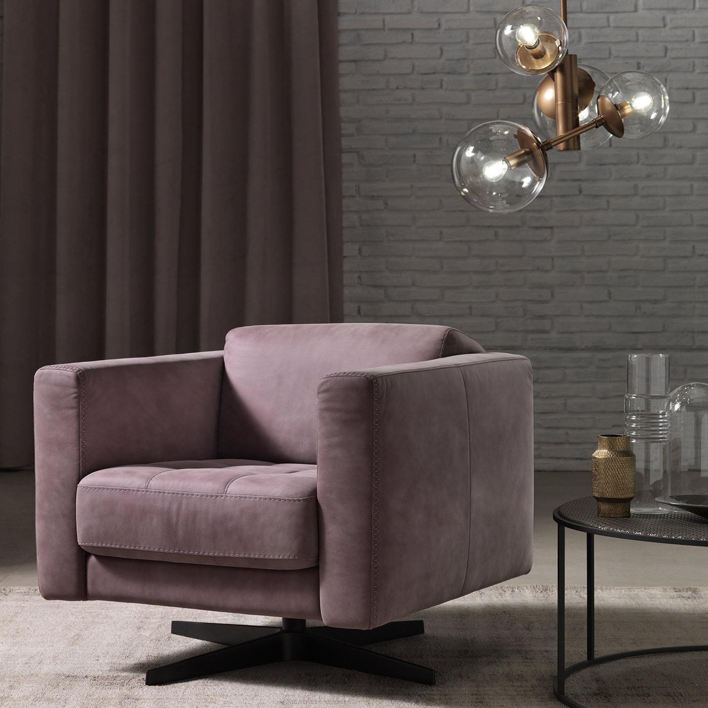 Boasting a rigorous yet enveloping silhouette covered in stain-resistant purple leather, this classy armchair will impeccably blend in residential and commercial settings, alike. The four-spoke metal base lacquered in black sustains the seating