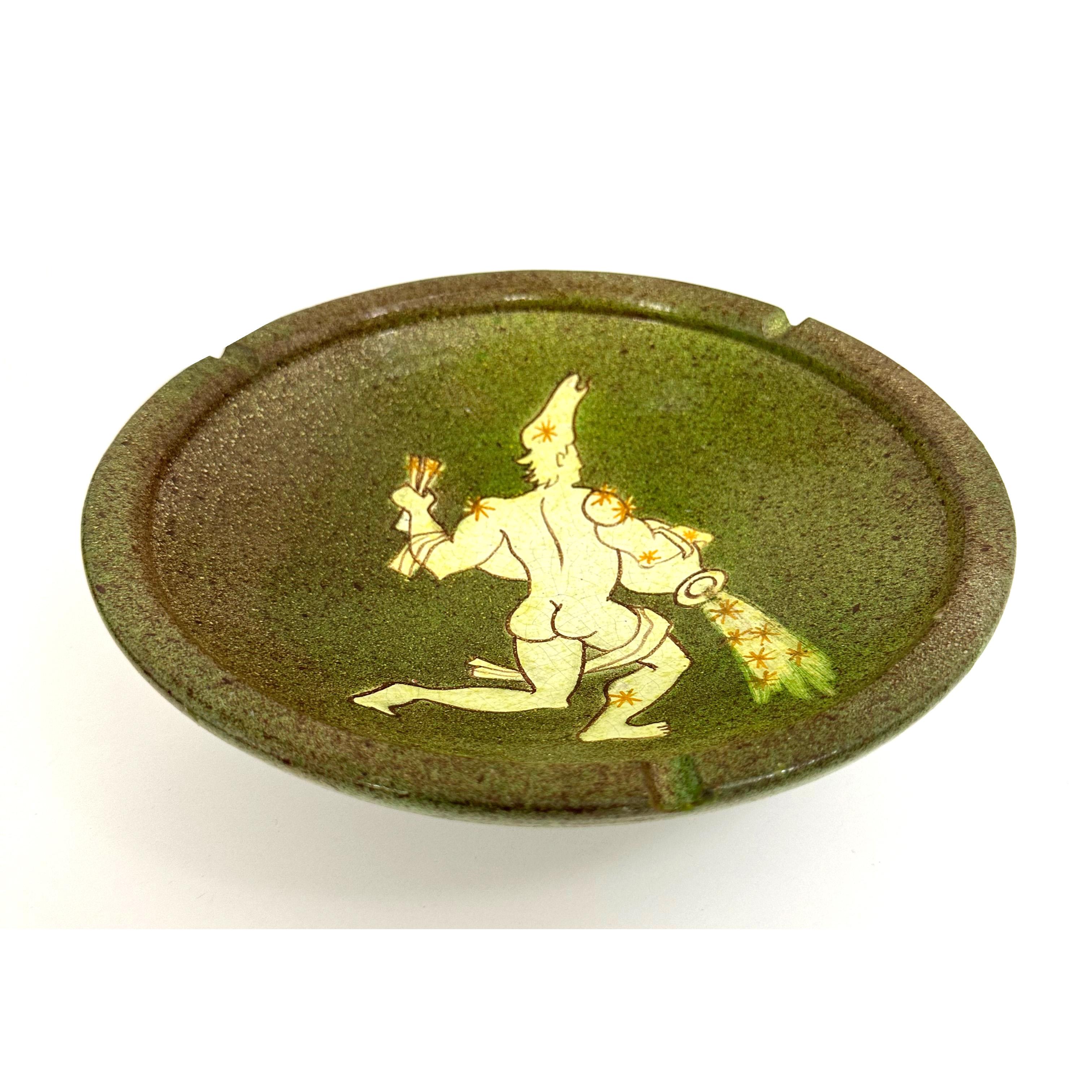 A decorative ashtray in the form of a pedestal bowl by the Alfaraz Company, founded in Spain in 1952. This is a wonderfully evocative and highly characteristic example of the work of ceramicist and Alfaraz founder Miguel Duran Lorica, who