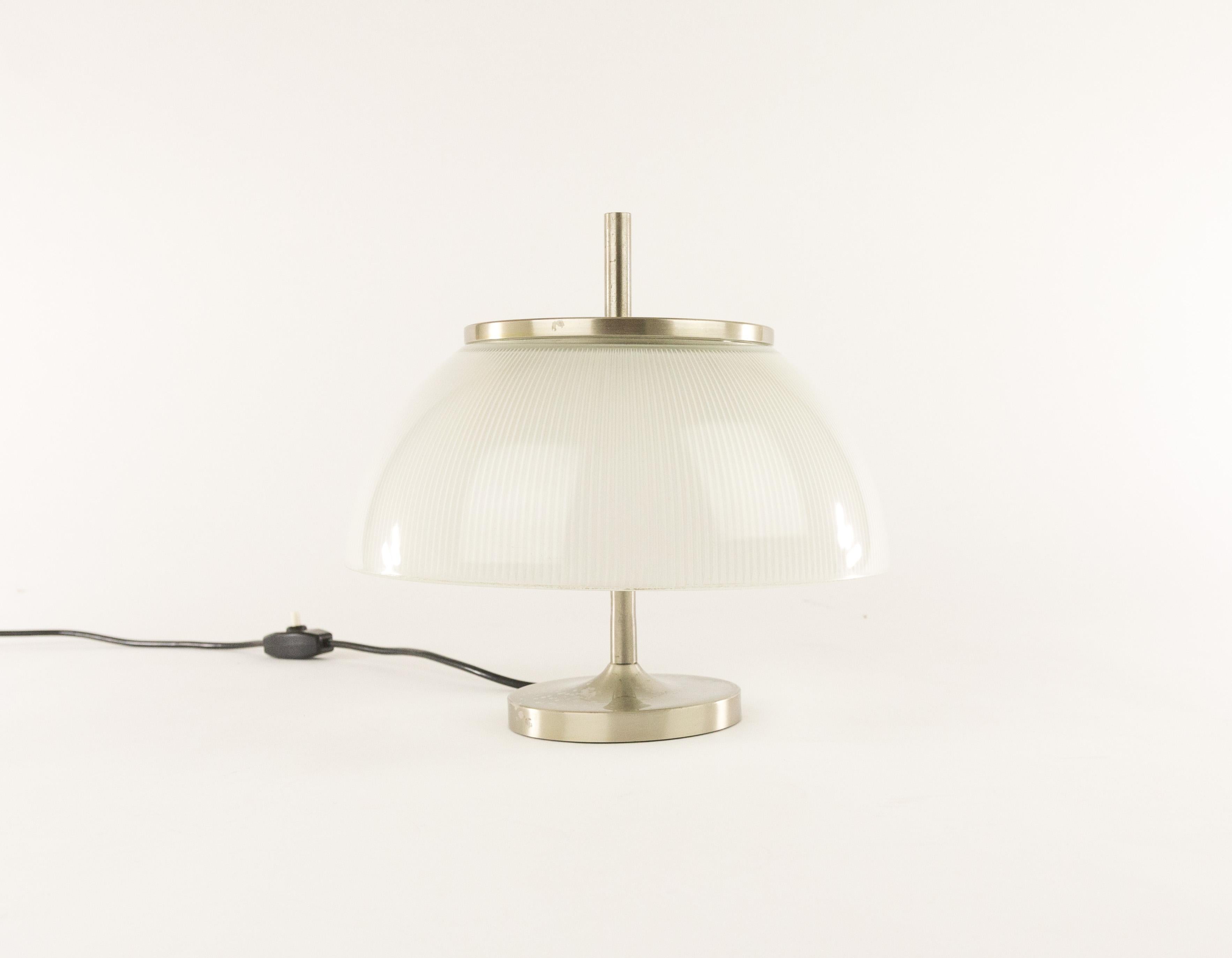 Elegant Alfetta table lamp designed by Sergio Mazza for Italian lighting manufacturer Artemide. The glass of the lamp is frosted internally and the structure is made from metal. The nickel top layer and the base of the lamps have some