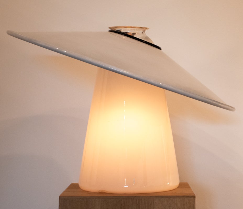 Voici une lampe à poser Icone de Jonathan De Pas, Donato D'Urbino & Paolo Lomazzi pour Stilnovo, Italie, 1979.
Lampe de table sculpturale et de collection 