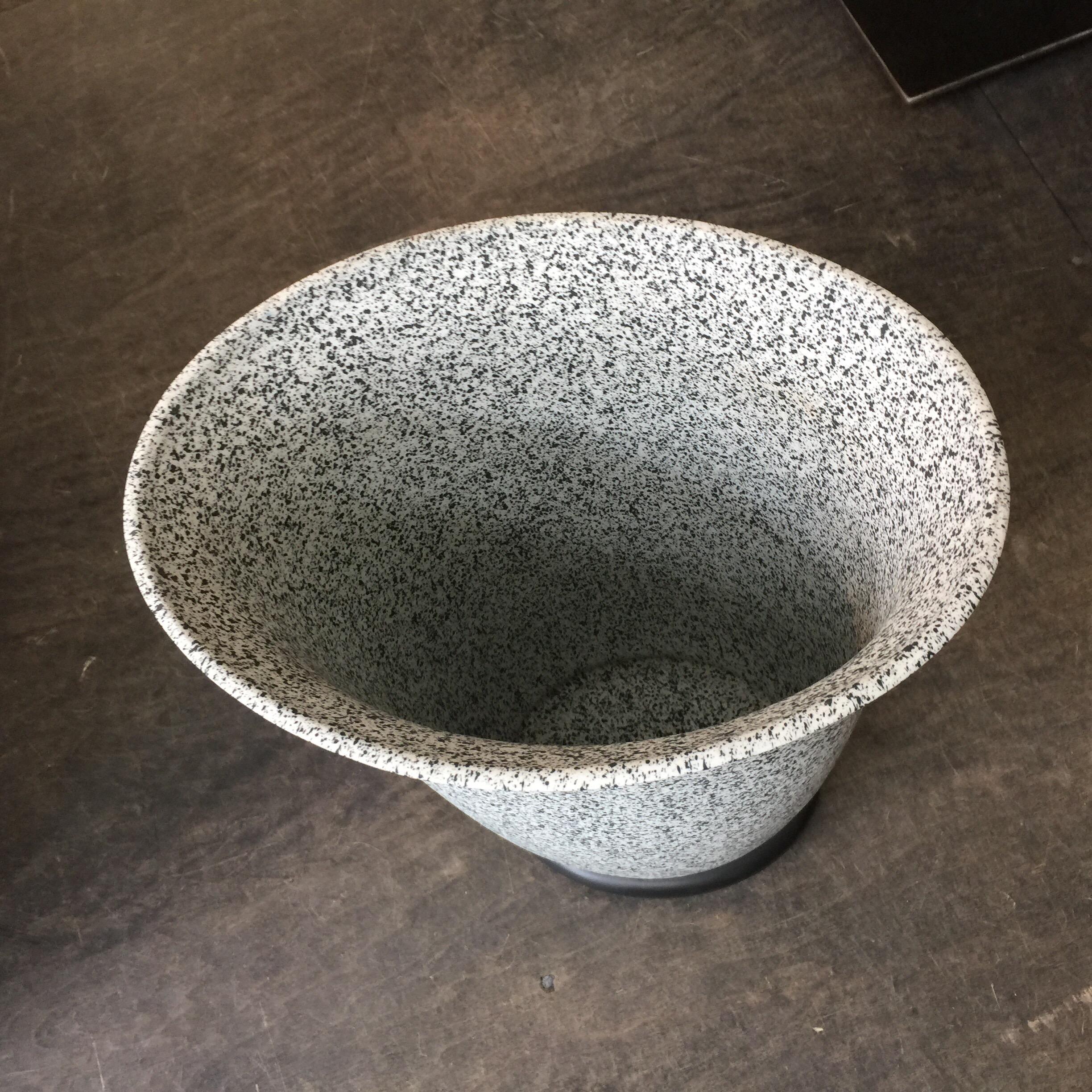 Vase en céramique italienne Mangani ; imite l'aspect du granit fin. Le vase présente une finition opaque, signée jusqu'en bas.