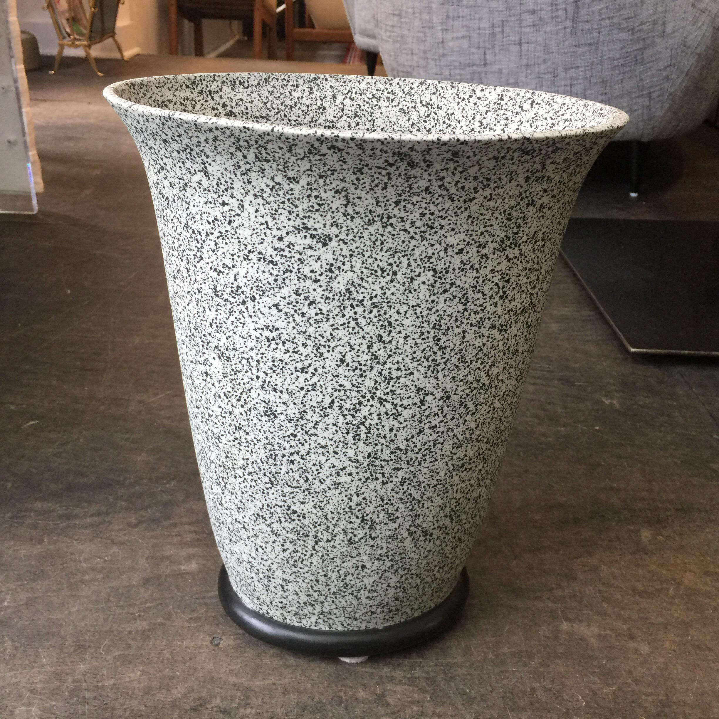 Grec classique Vase évasé Alfiero Mangani, finition granite en vente
