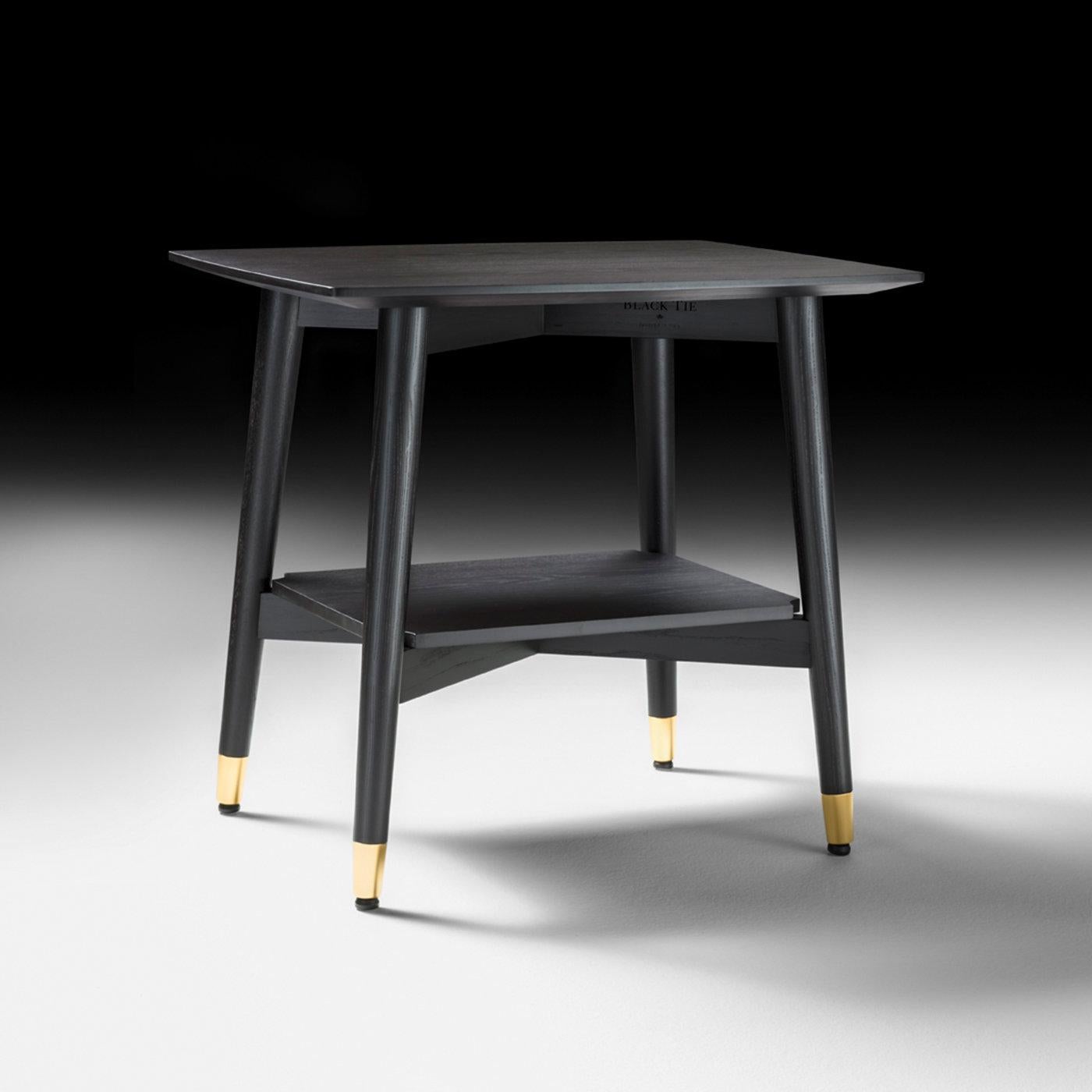 This side table will be an exquisite addition next to a classic and refined bed. It features a structure made of ash wood with MDF top and lower shelf, boasting mocha-lacquered finish. The feet are enriched with a metal ferrules with a polished gold