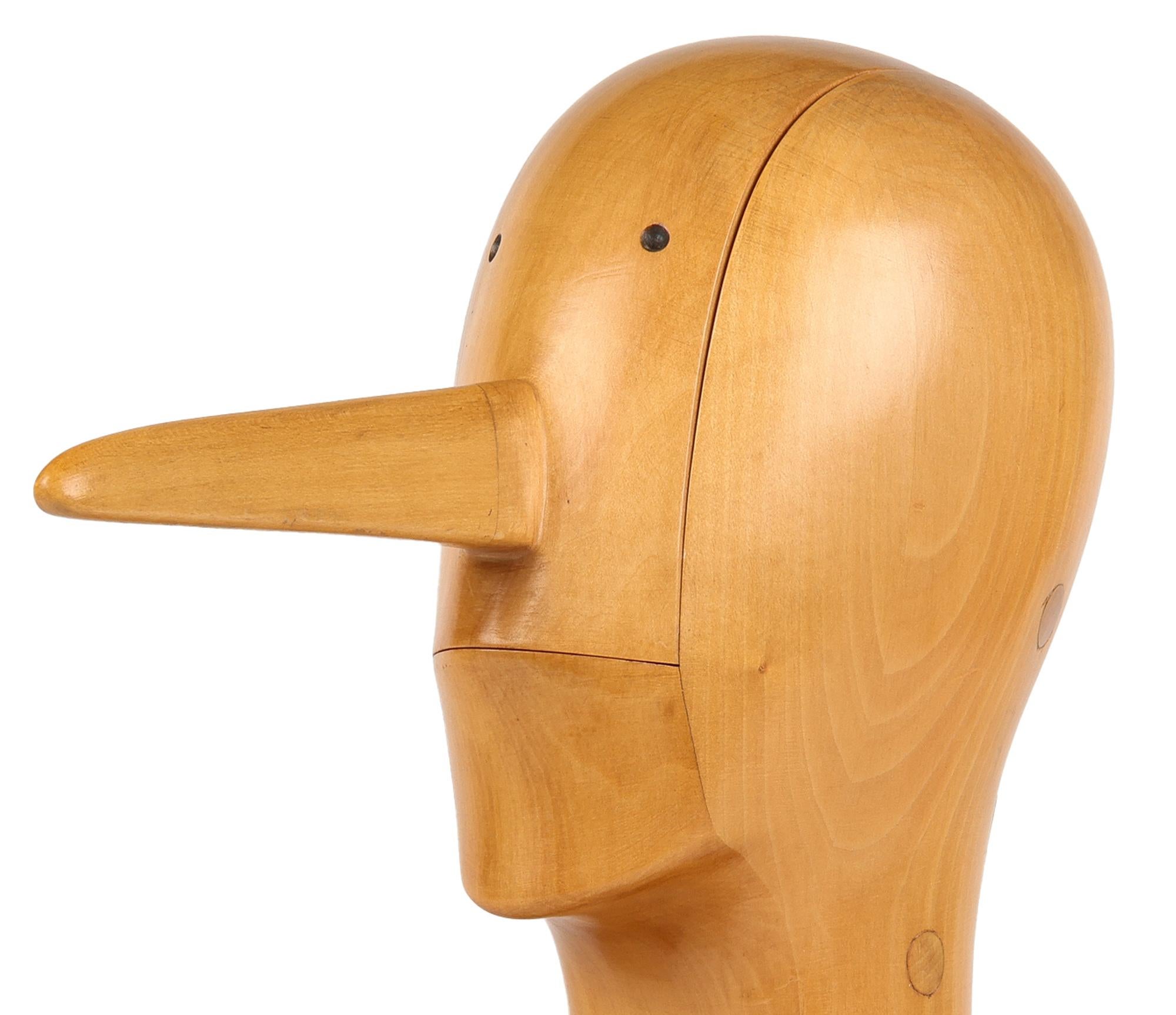 Un elegante e insolito spremiagrumi d'epoca in legno biondo di Wood By, modellato come una testa d'uomo dal famoso intagliatore italiano Alfonso Bini e realizzato intorno al 1970.
La grande testa è realizzata in tre pezzi ed è formata da un lungo