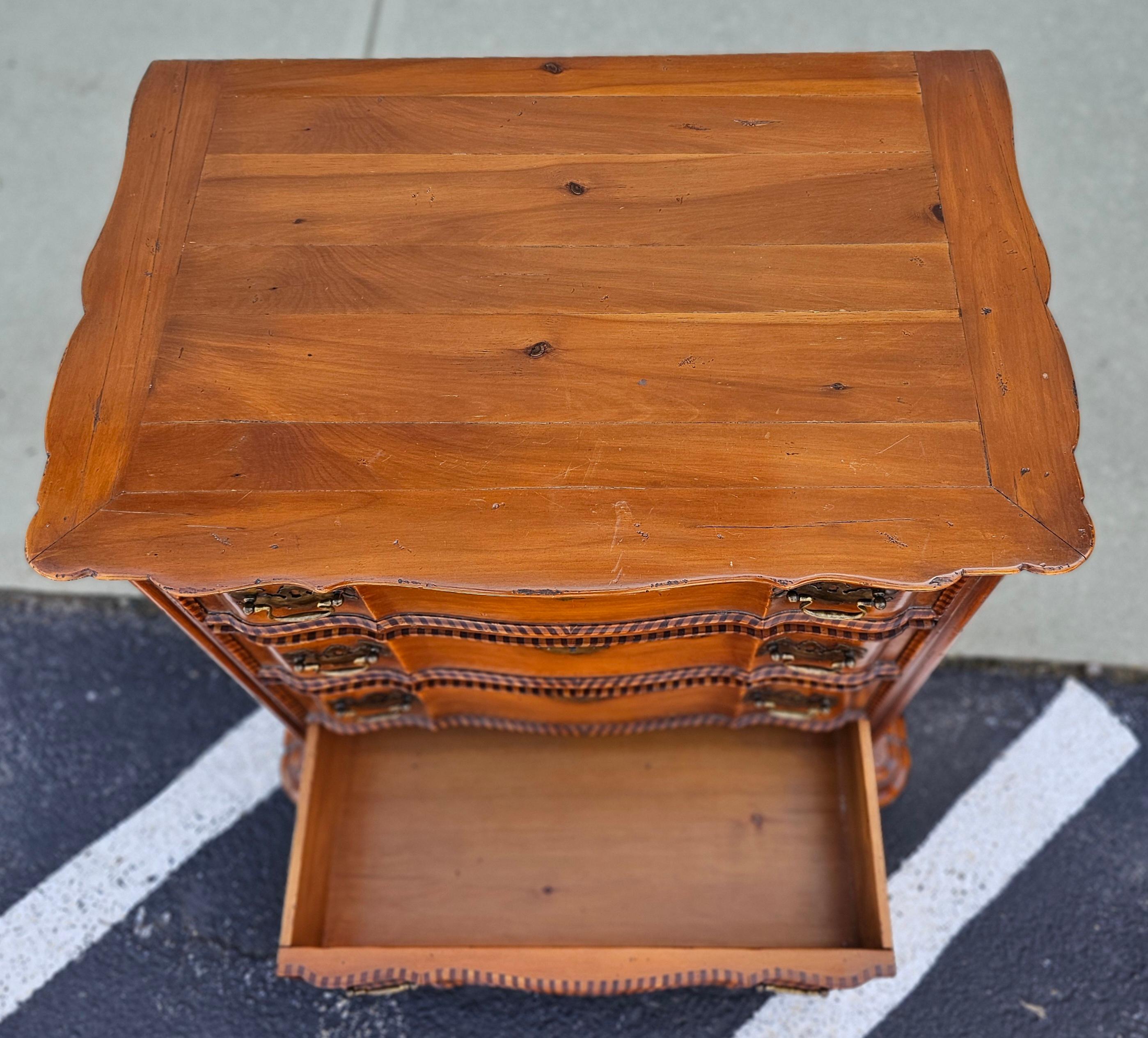Alfonso Marina Chippendale Style Solid Yew Wood Inlaid Commode Chest of Drawers in vendita 4