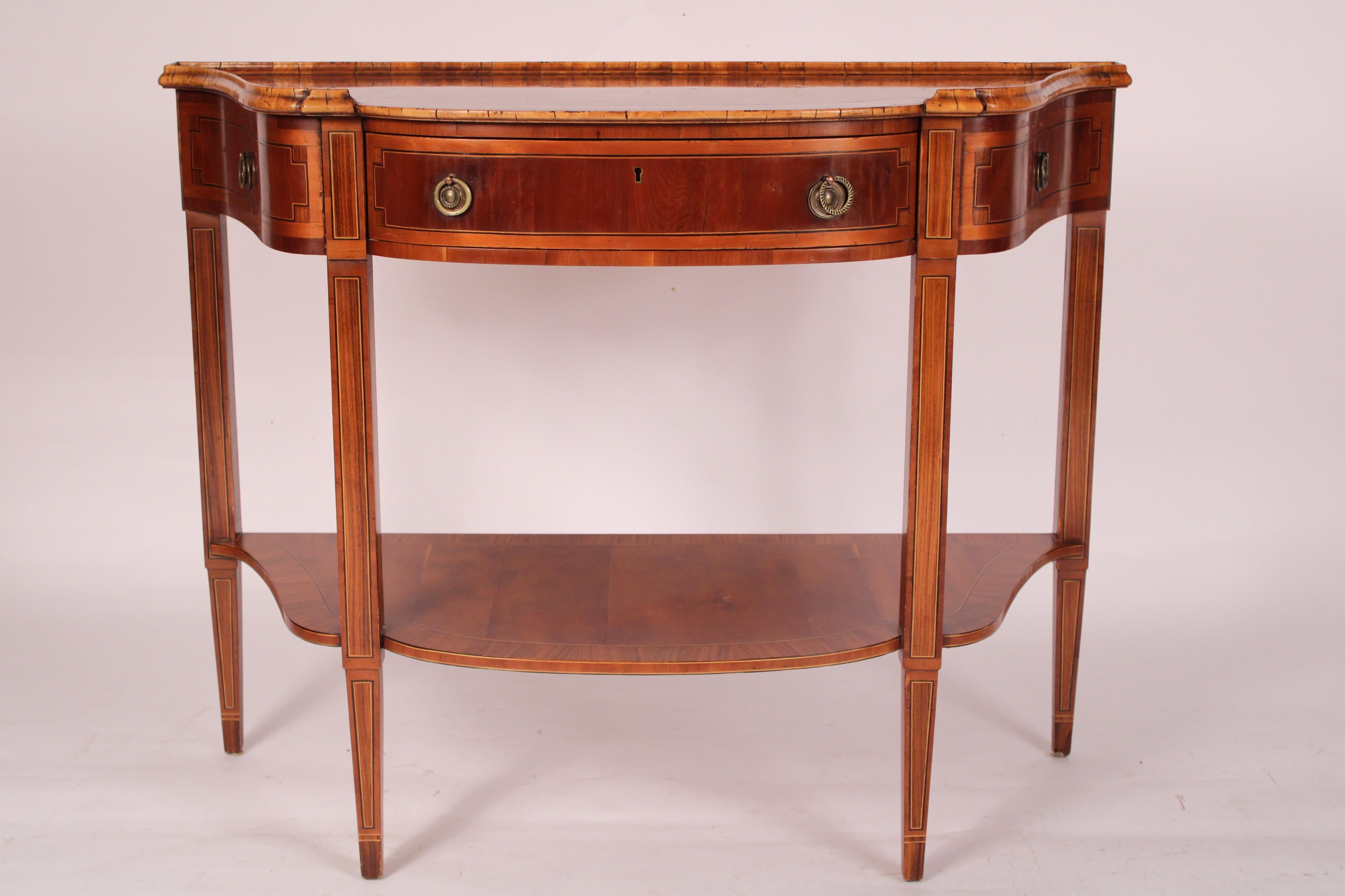 Console en bois d'if et de tulipe de style Louis XVI italien, réalisée par Alfonso Marina, fin du XXe siècle. Avec un plateau en bois d'if, des bandes transversales en bois de tulipier et des incrustations de cordes, une façade en arc et des côtés