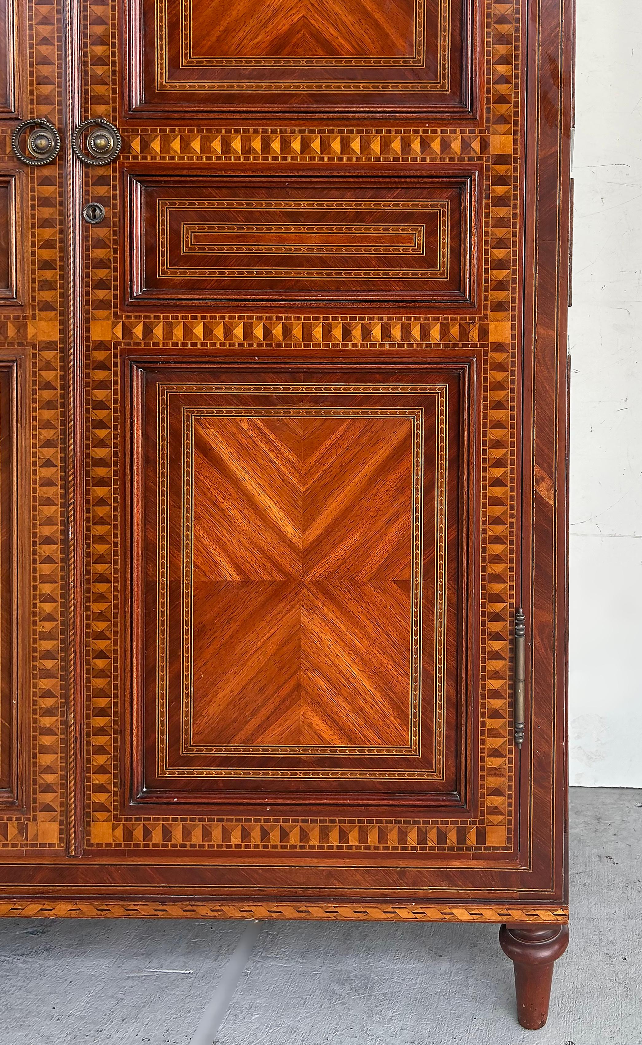 Alfonso Marina, feiner Monumentaler Schrank im italienischen Stil, Intarsienarbeit im Angebot 3