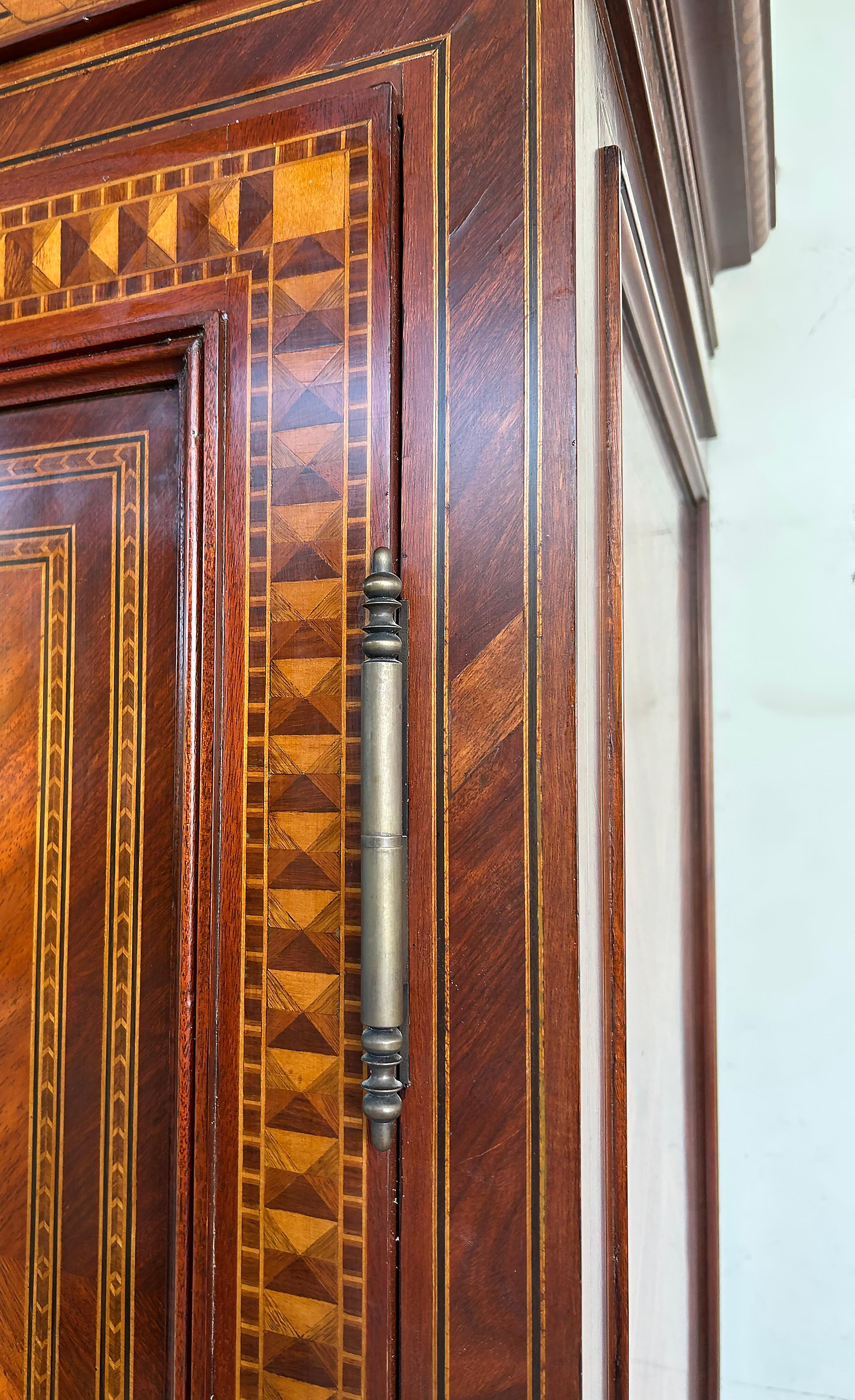 Alfonso Marina, feiner Monumentaler Schrank im italienischen Stil, Intarsienarbeit im Angebot 5