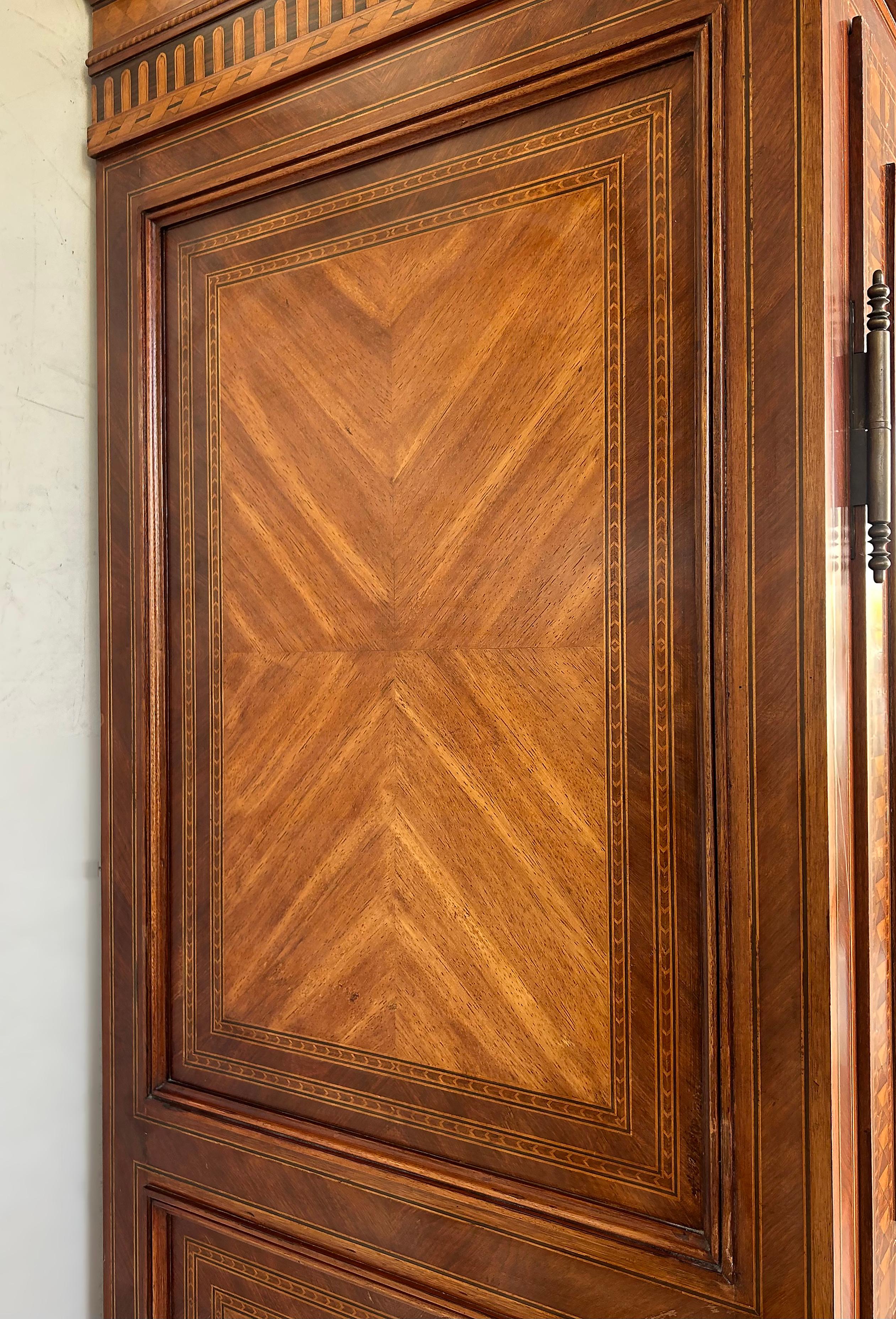 Alfonso Marina, feiner Monumentaler Schrank im italienischen Stil, Intarsienarbeit im Angebot 8